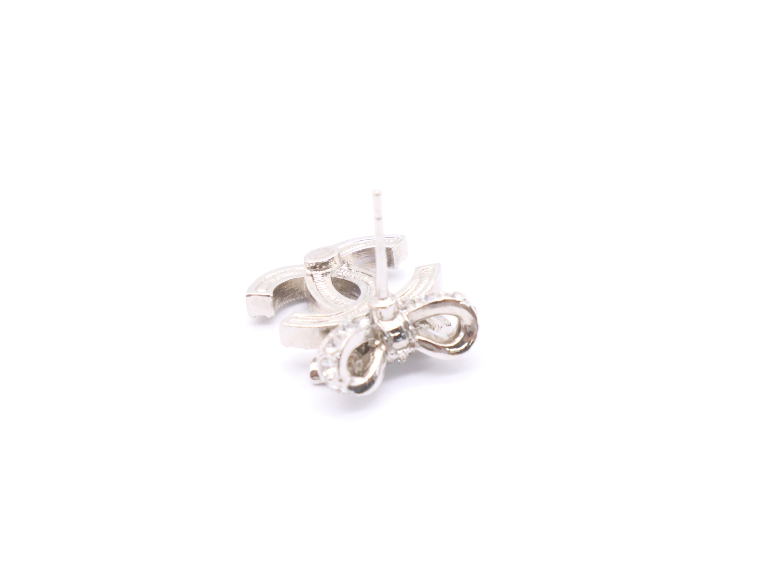 Metal and rhinestone earrings with a Coco Mark ribbon design, silver. — view 6