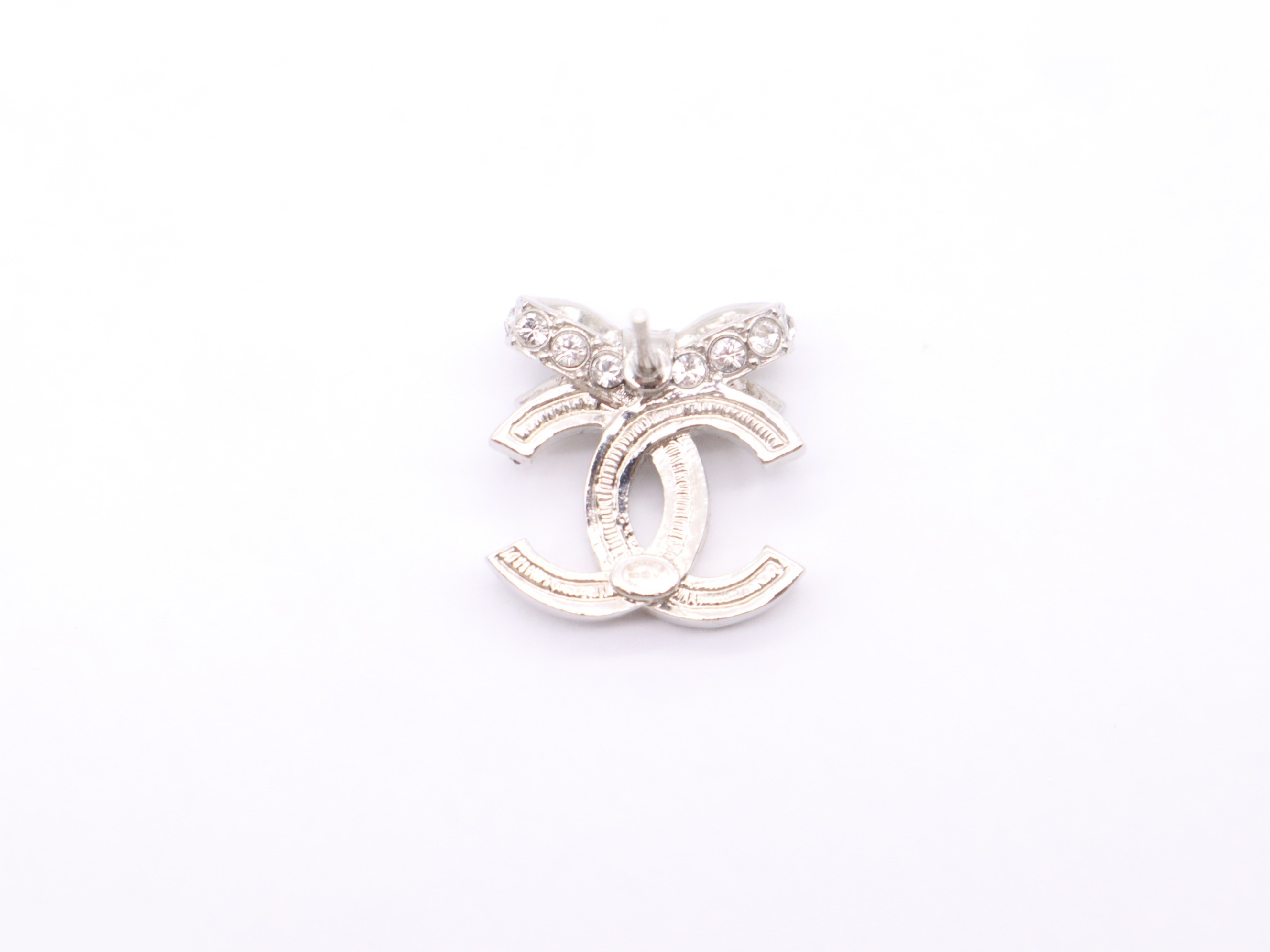 Metal and rhinestone earrings with a Coco Mark ribbon design, silver. — view 9