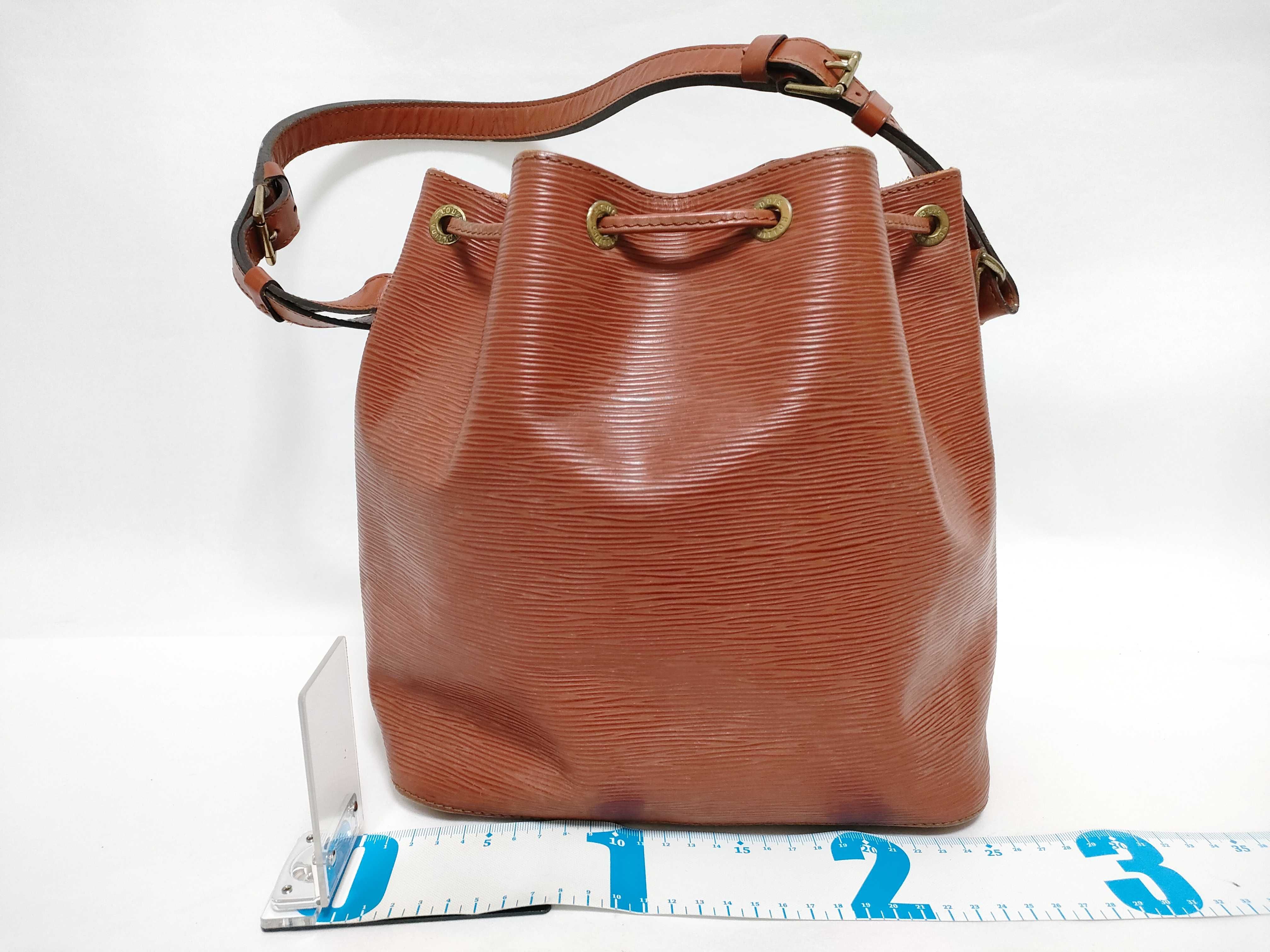 Epi Petit Noé M44103 Brown Shoulder Bag — view 2