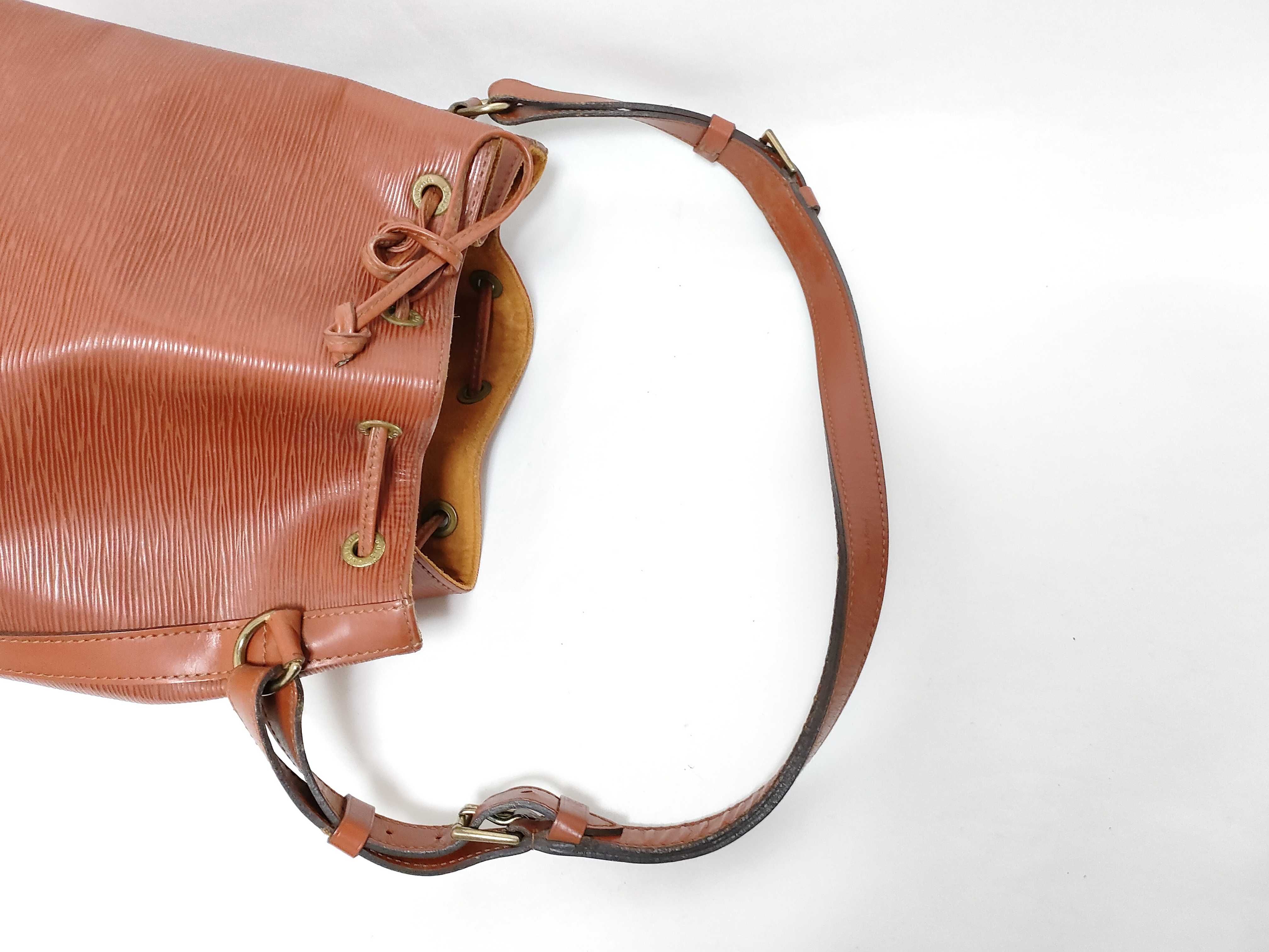 Epi Petit Noé M44103 Brown Shoulder Bag — view 3