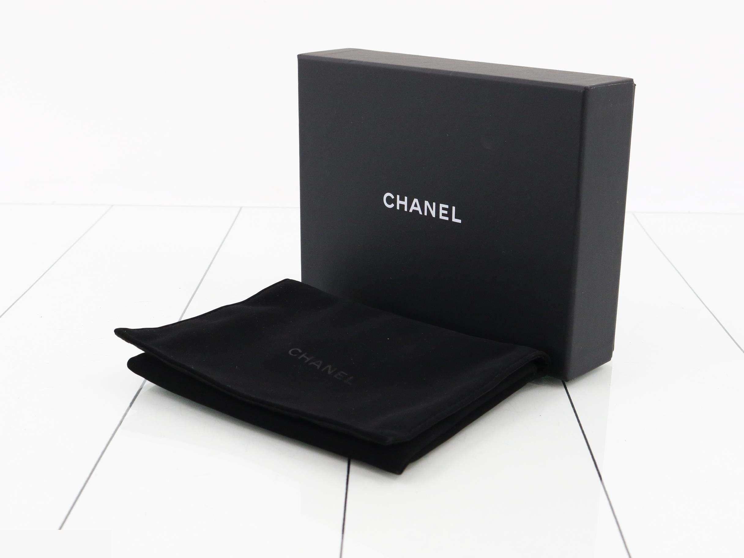 Matelassé chain wallet, caviar leather, black — view 5