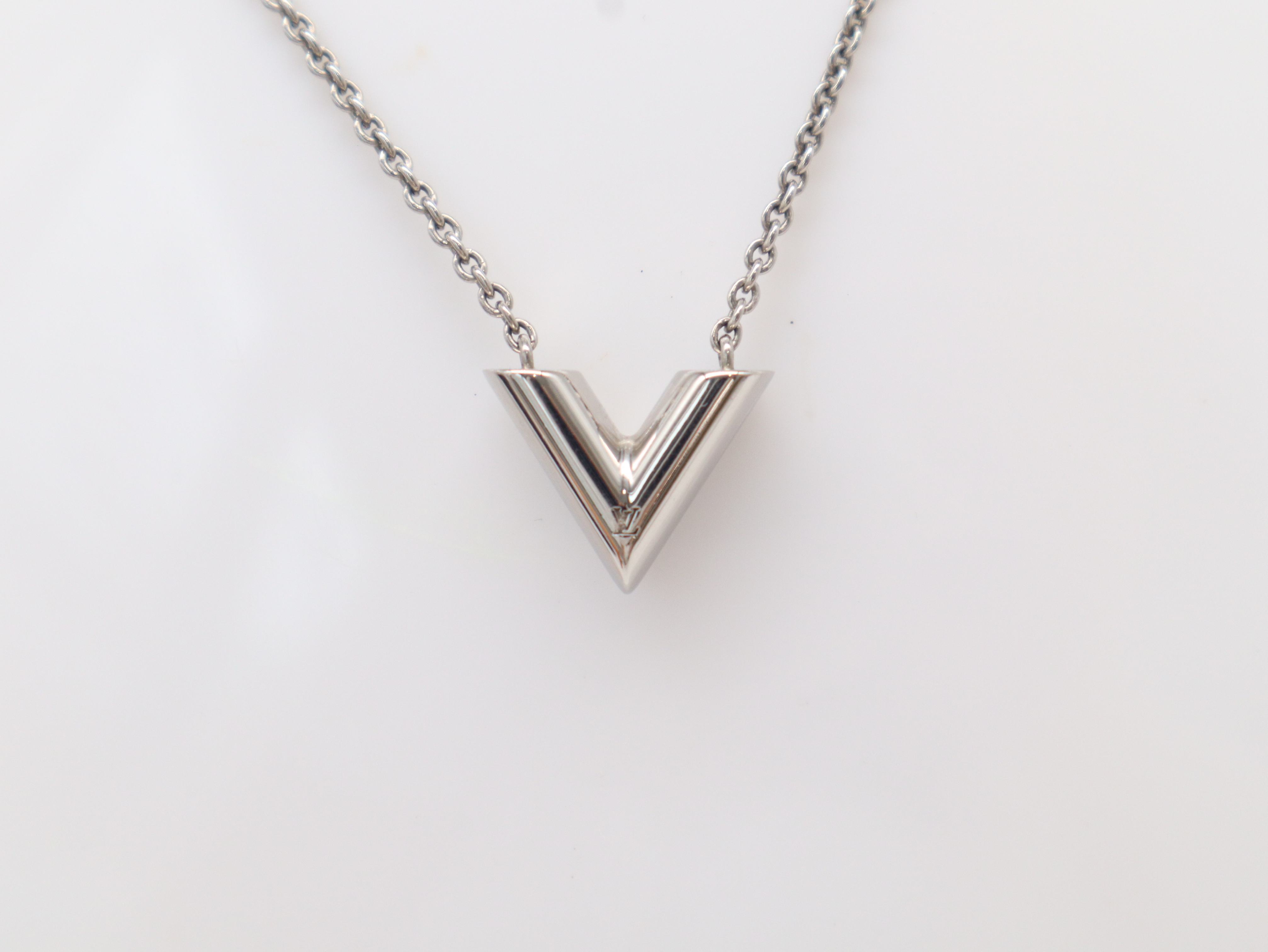M63197 Essential V Necklace with Box and Dust Bag