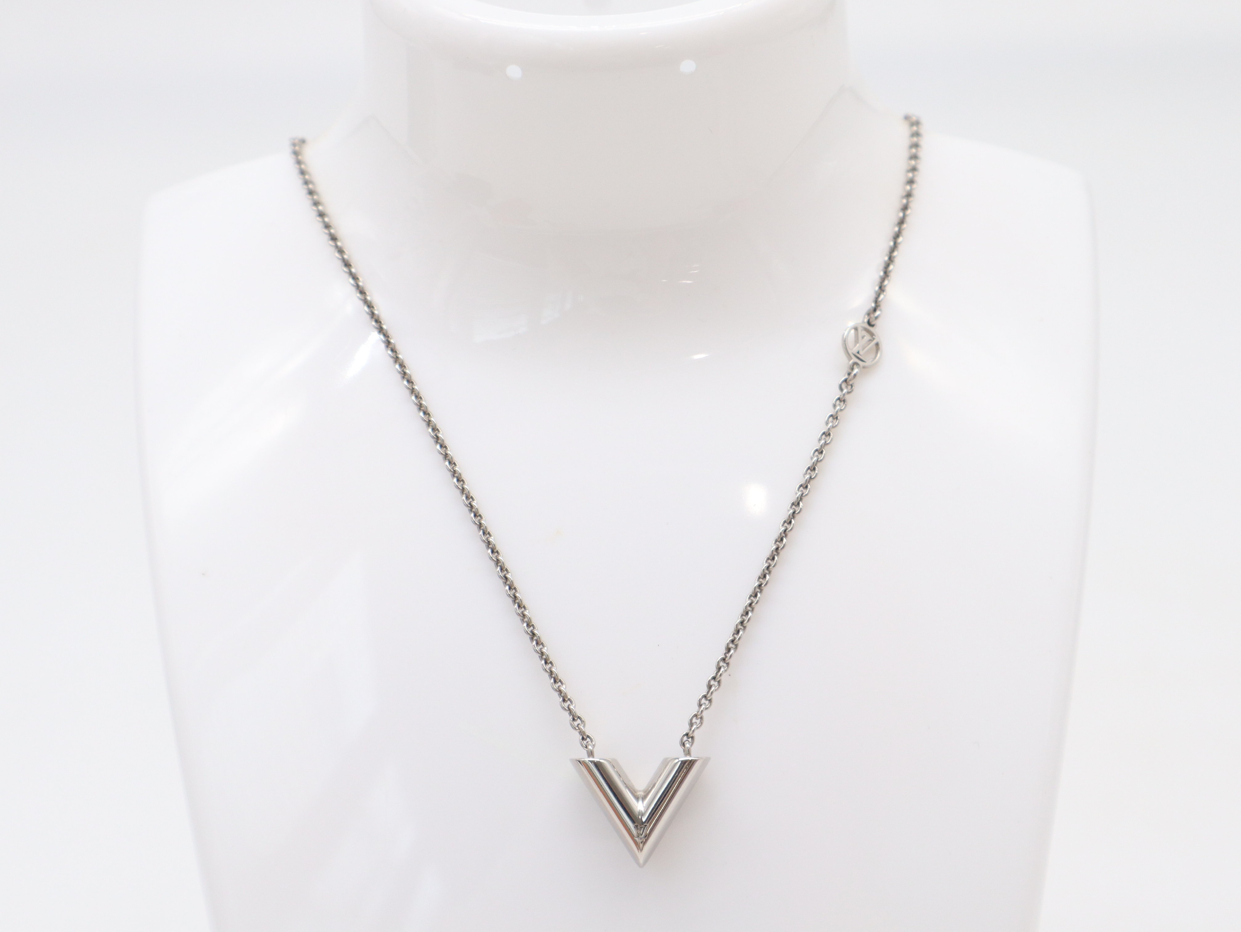 M63197 Essential V Necklace with Box and Dust Bag — view 3