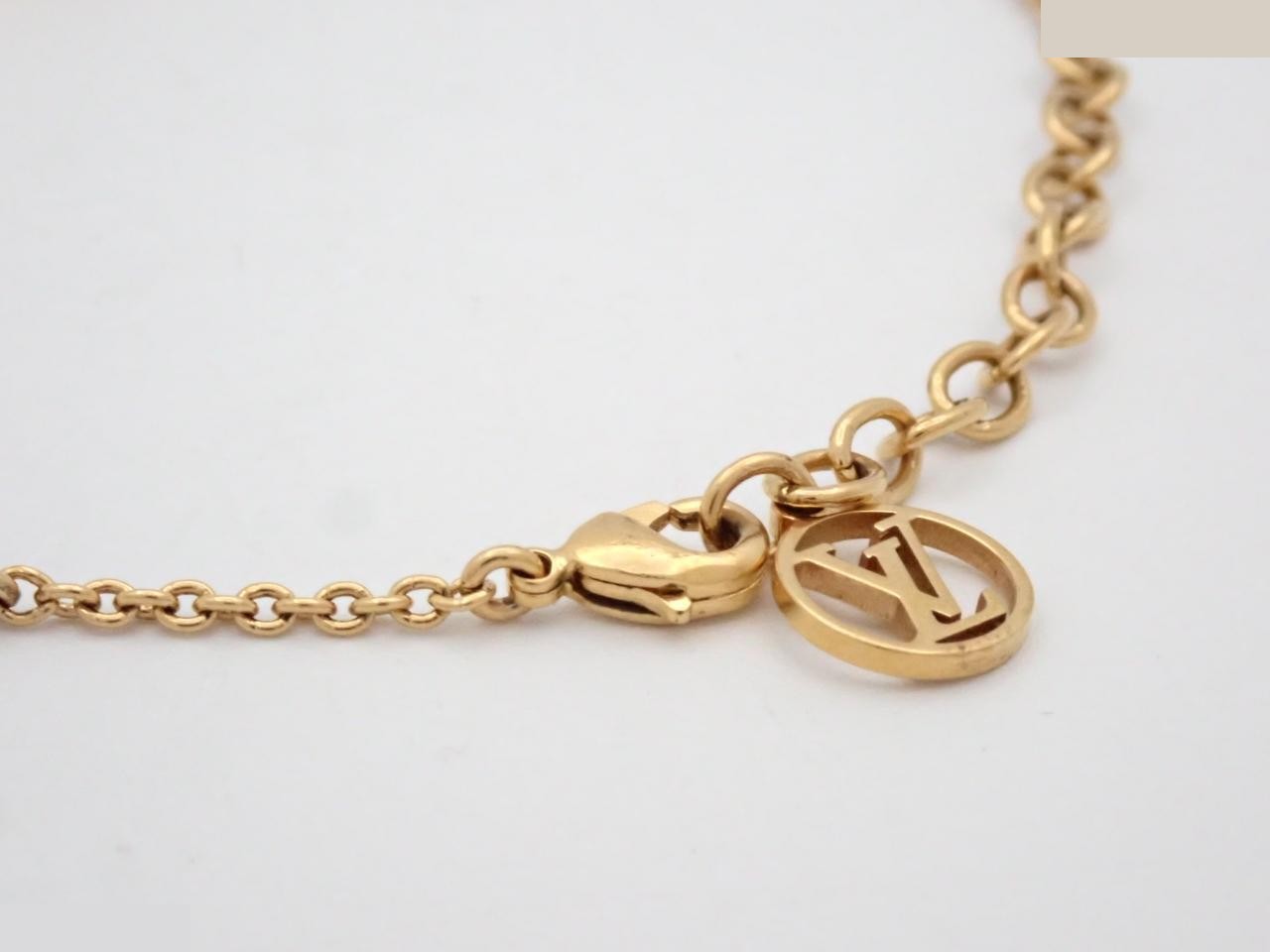 Essential V Gold, wrist circumference approximately 21.5 cm — view 3