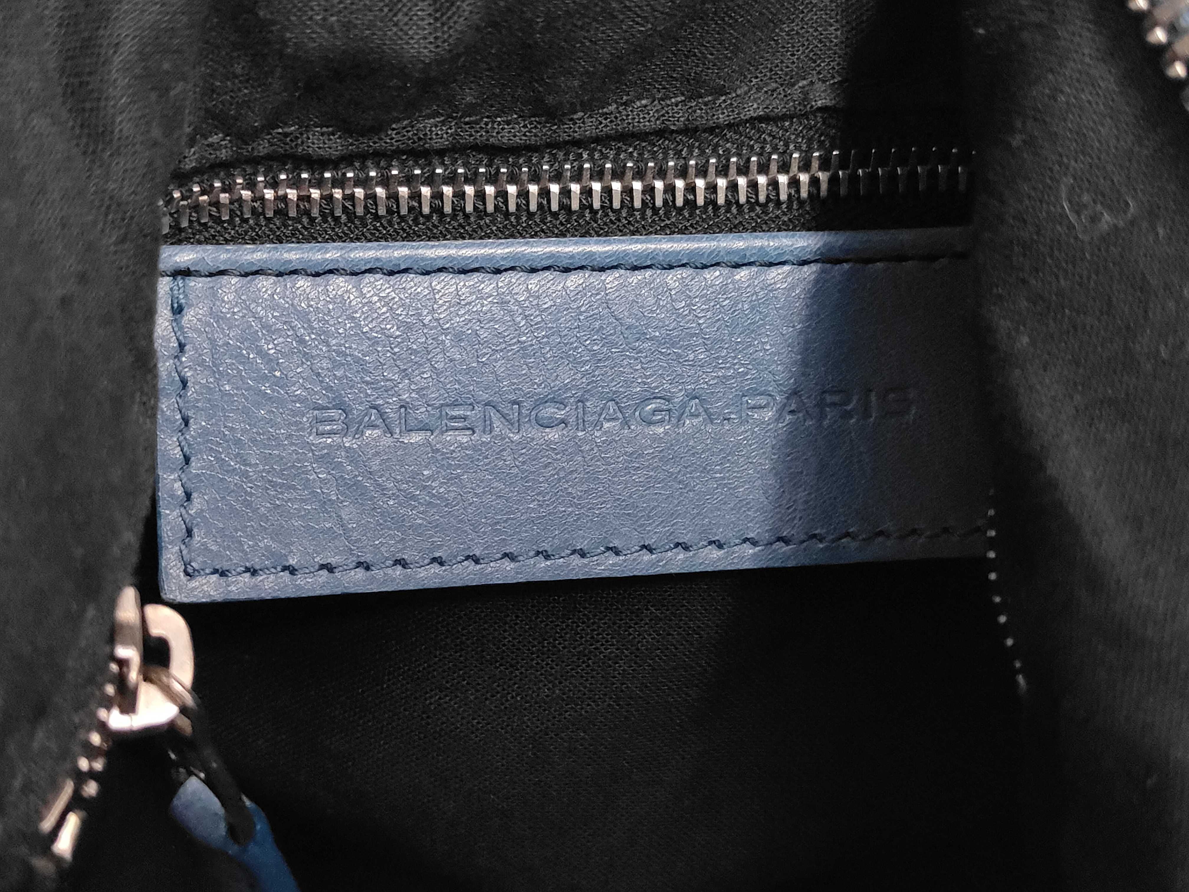 The Giant City Shoulder Bag with Mirror and Shoulder Strap — view 9