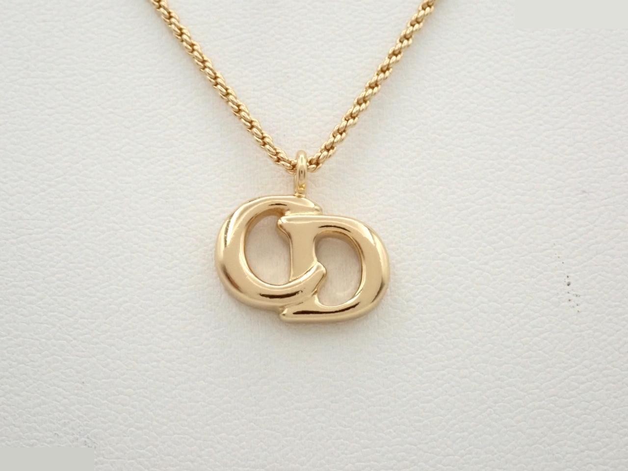 Gold necklace, chain approximately 43cm