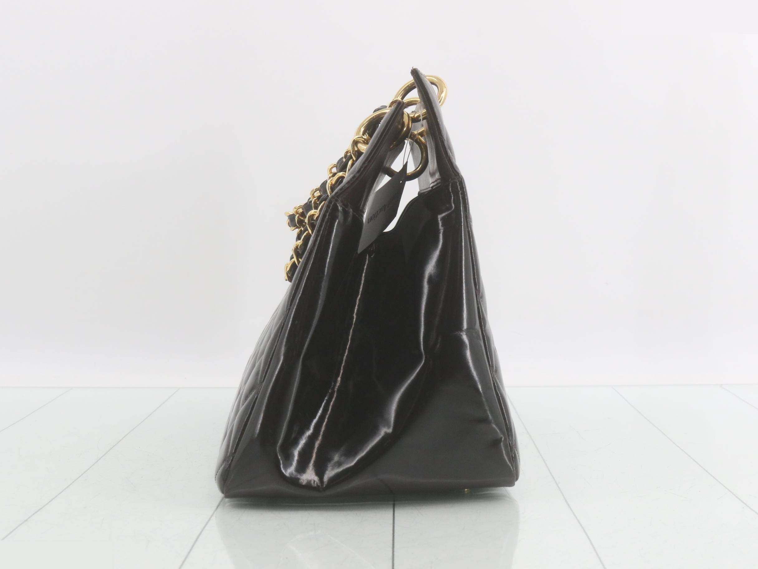 Matelassé enamel double chain tote bag — view 4