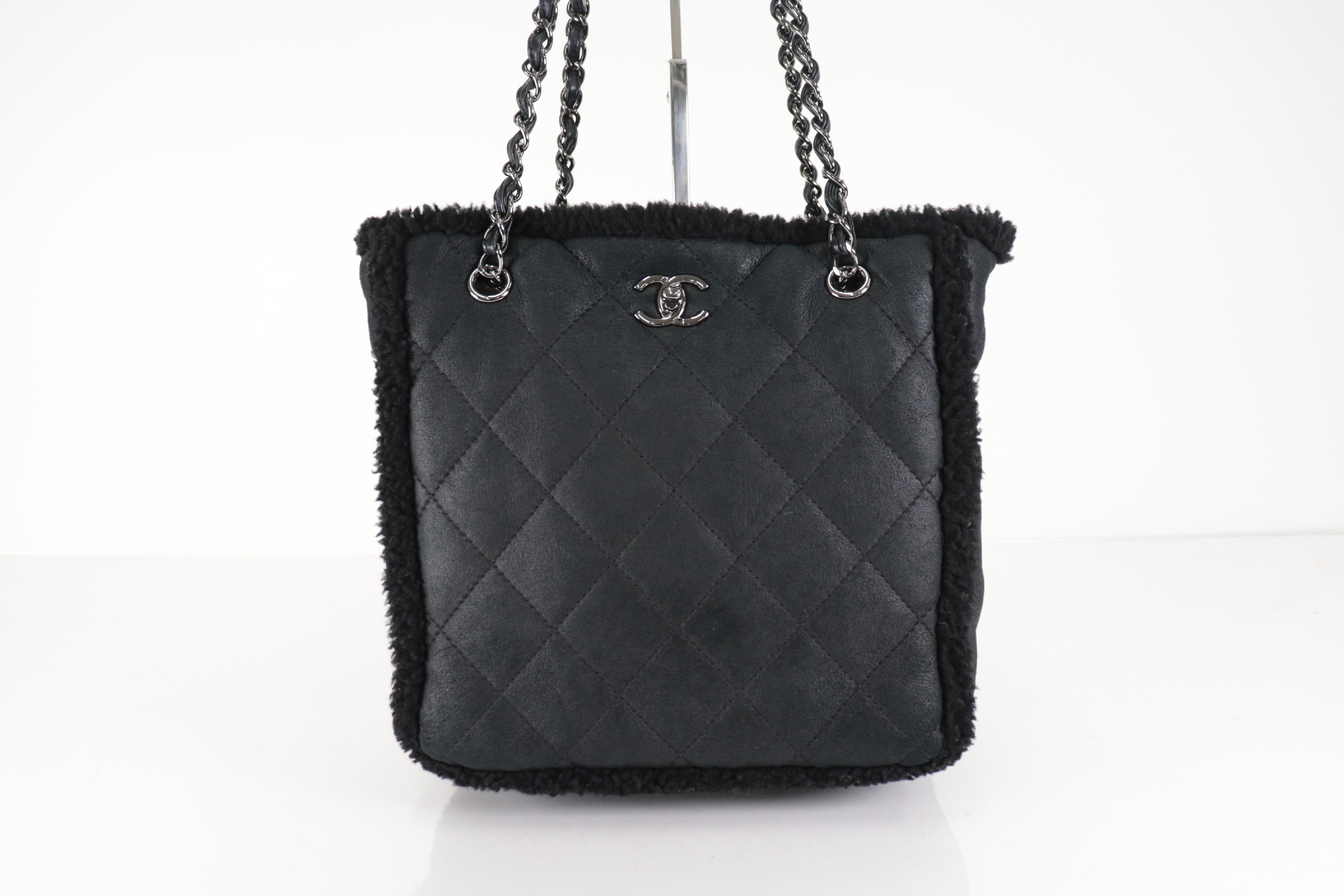 Mouton Matelassé Chain Tote Bag with Silver Hardware, Serial Number 27 Series. — view 2