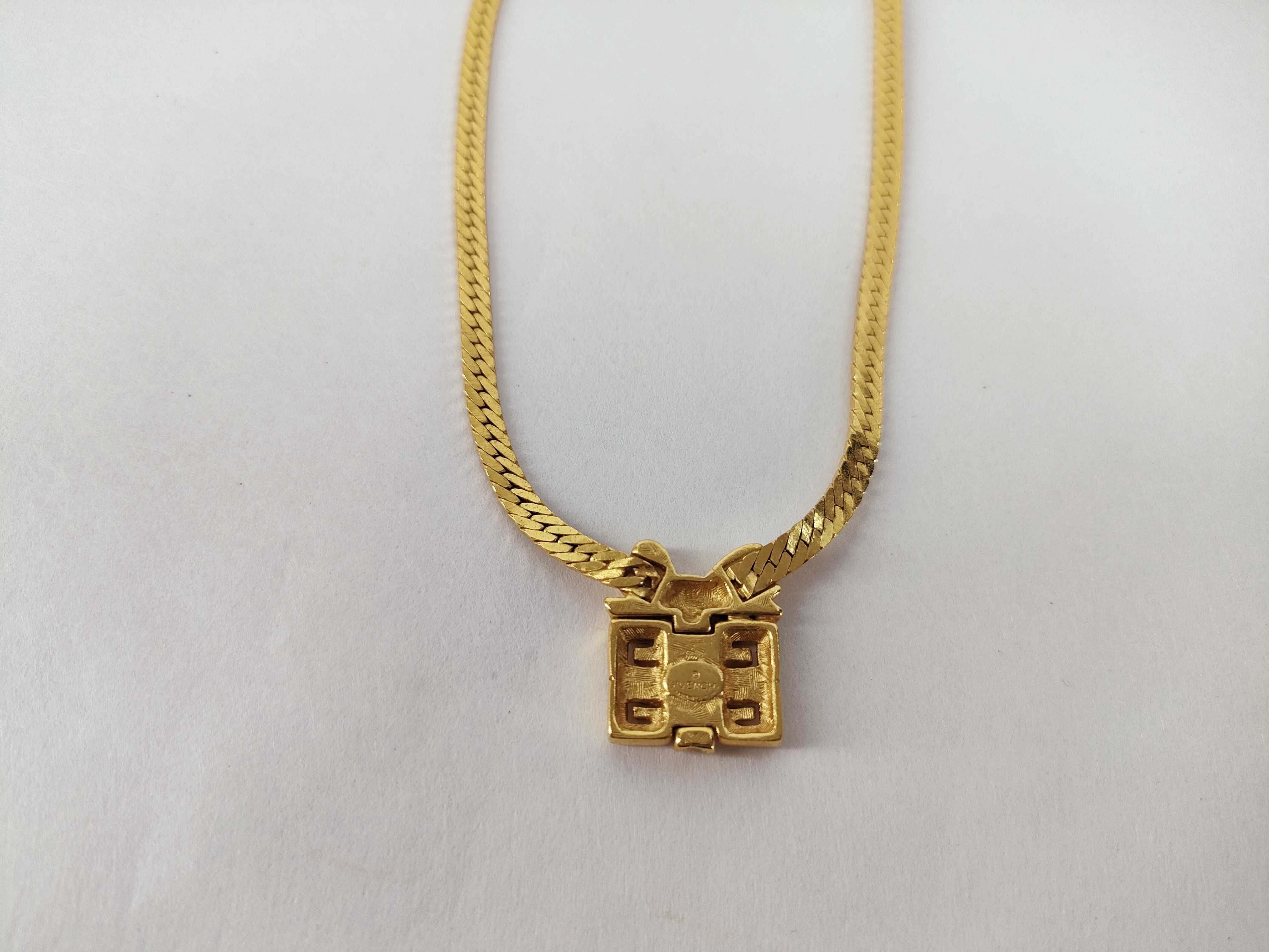 4G Logo Ribbon Gift Motif Gold Necklace — view 2