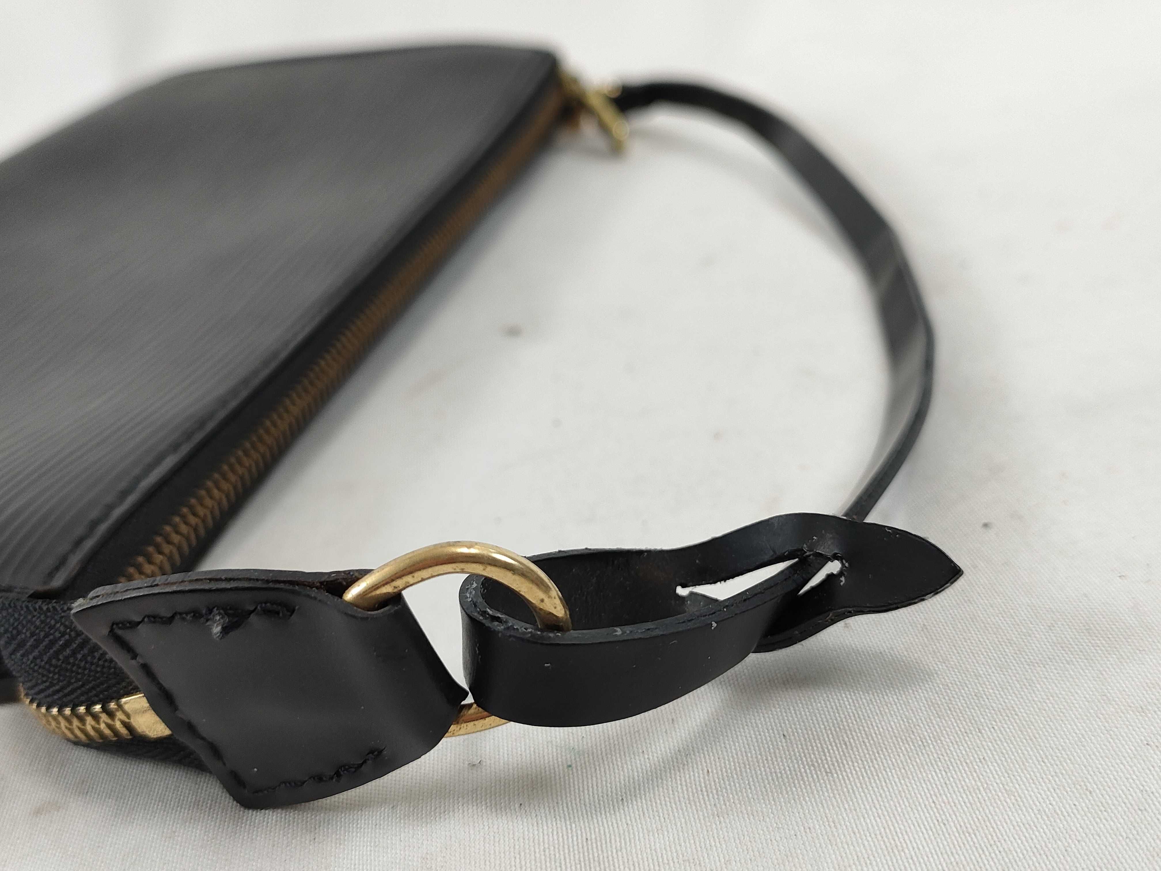 Epi Louis Vuitton Pochette Accessory Epi Noir M52952 AR0280 Handbag — view 3