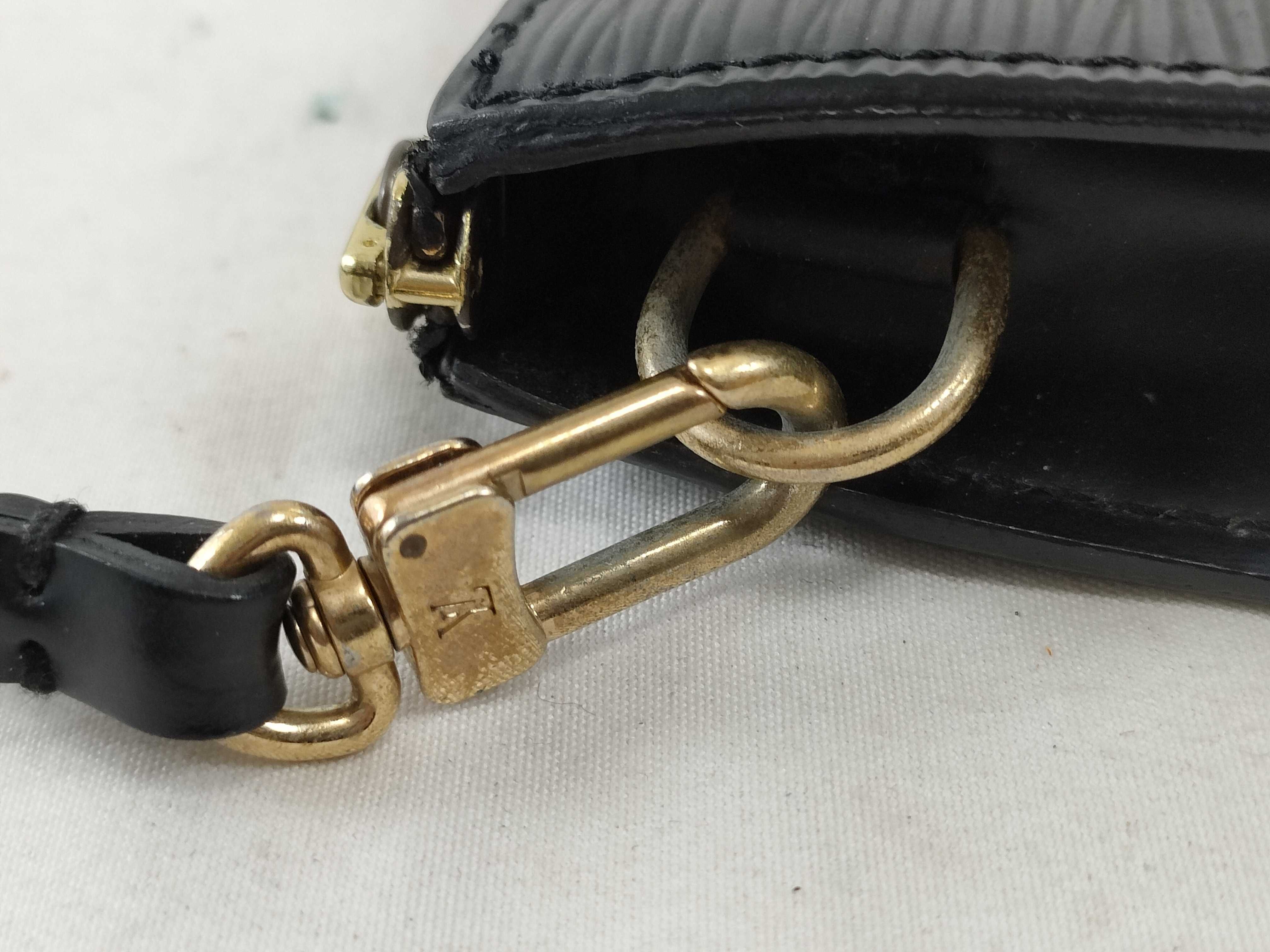 Epi Louis Vuitton Pochette Accessory Epi Noir M52952 AR0280 Handbag — view 5