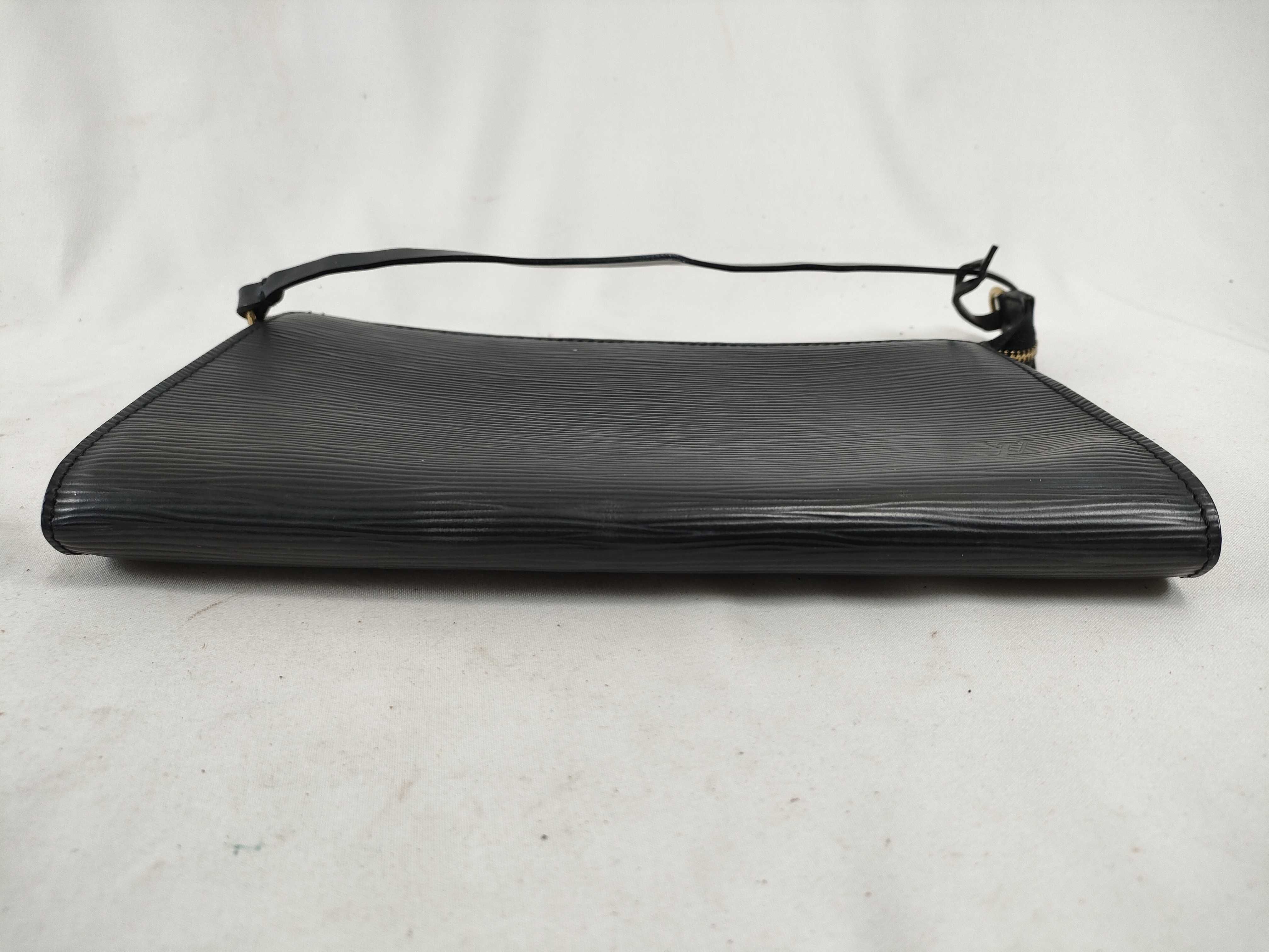 Epi Louis Vuitton Pochette Accessory Epi Noir M52952 AR0280 Handbag — view 9