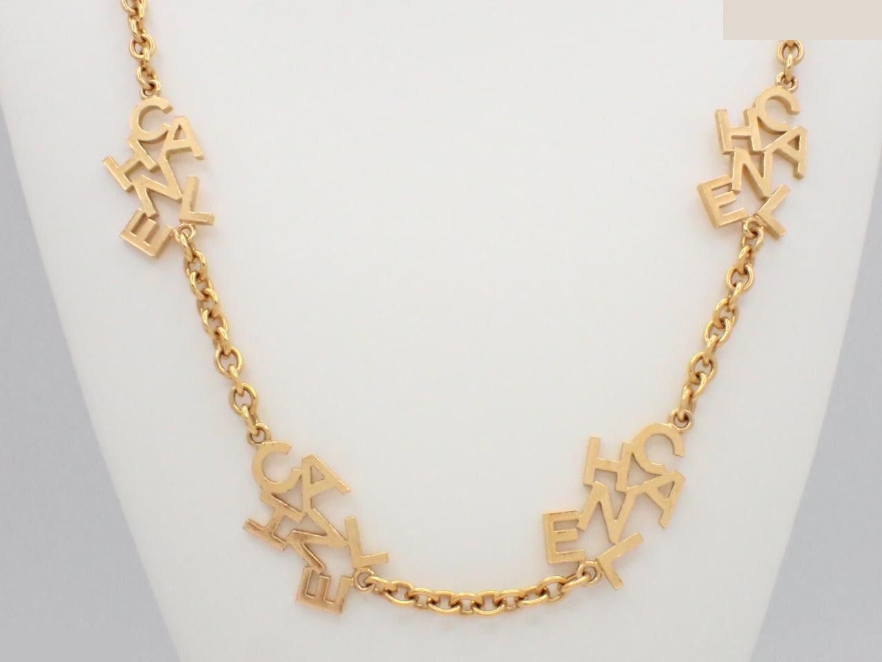 Other line: Precious metal necklace, total length approximately 90 cm.
