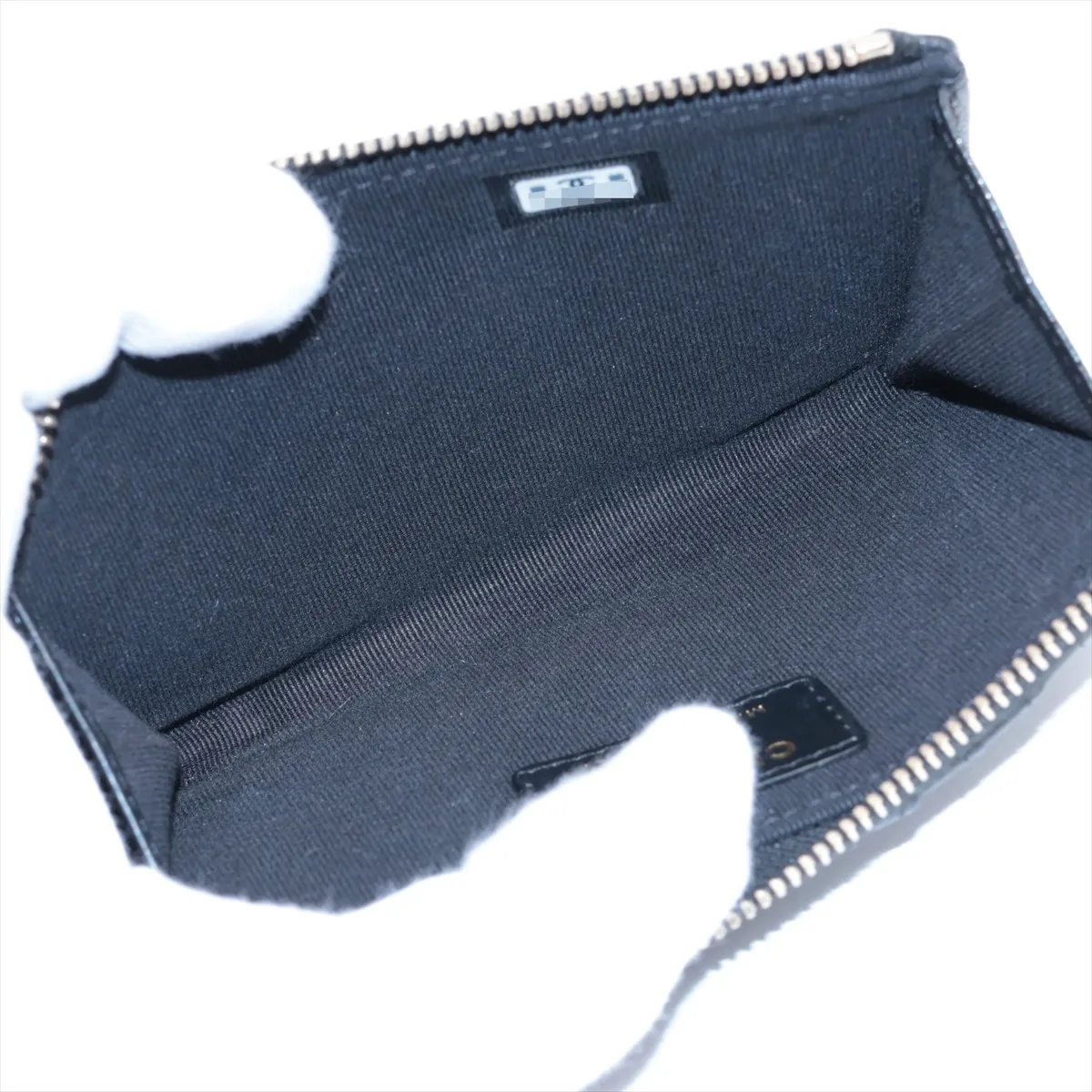 Matelasse caviar skin fragment case black gold hardware U0P9U2LK — view 4