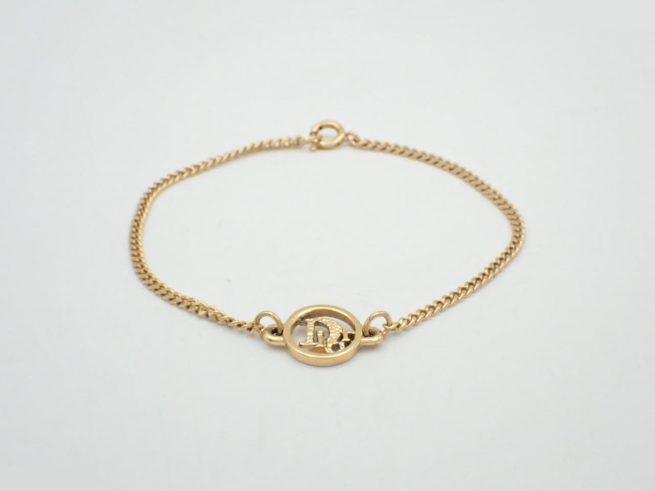 Other lines: Precious metal bracelets and bangles (metal), wrist circumference approximately 18 cm.