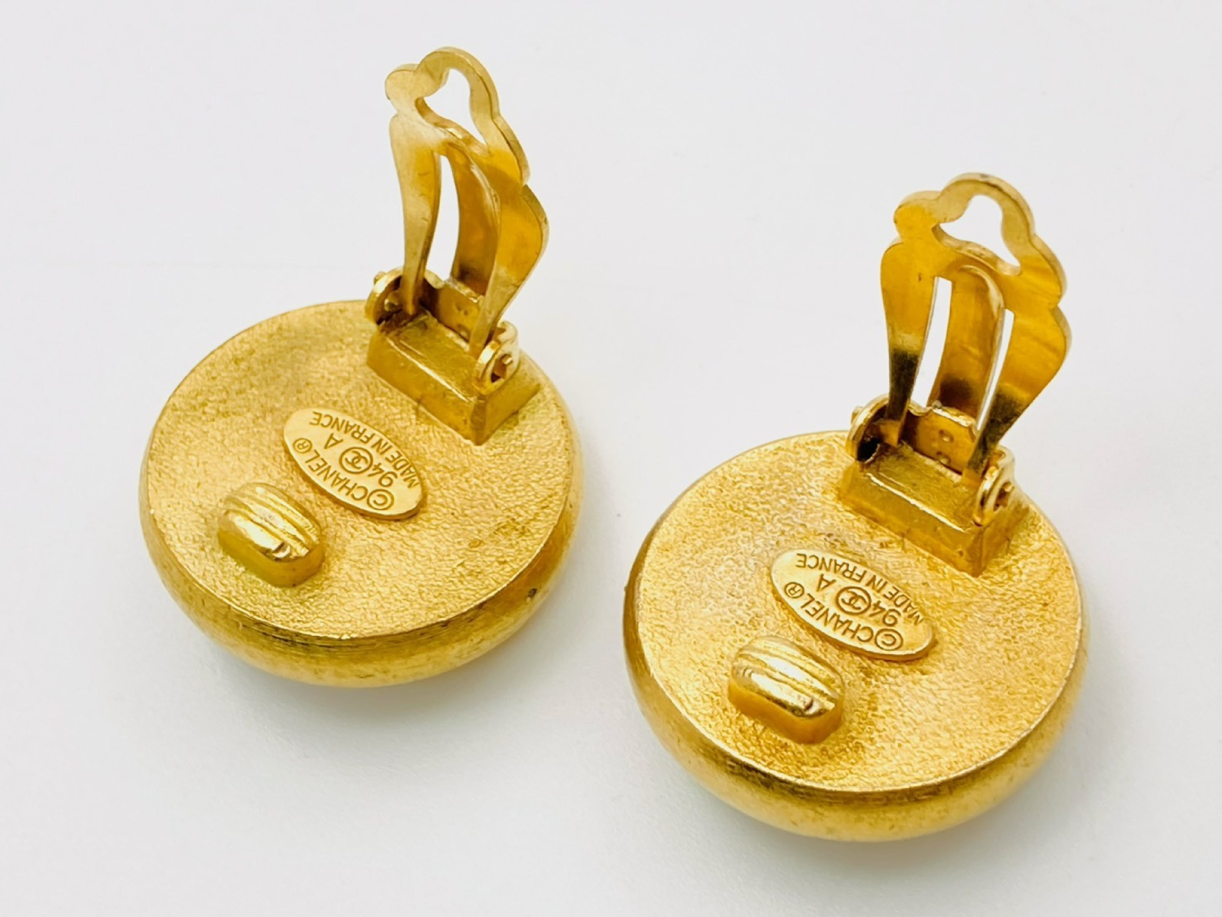 Logo Colored Stone Round Earrings 94A Red x Gold Earrings — view 3