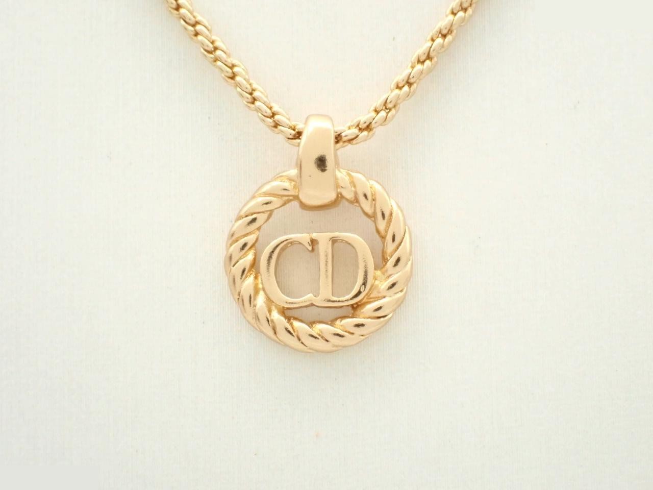 Gold necklace, neck circumference approximately 45cm