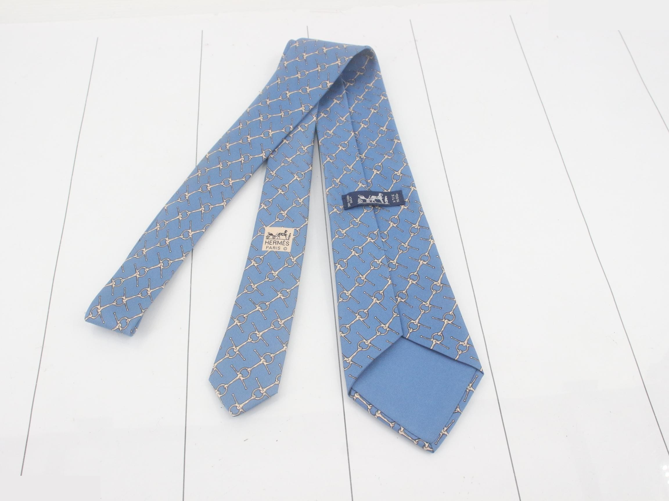 tie — view 2