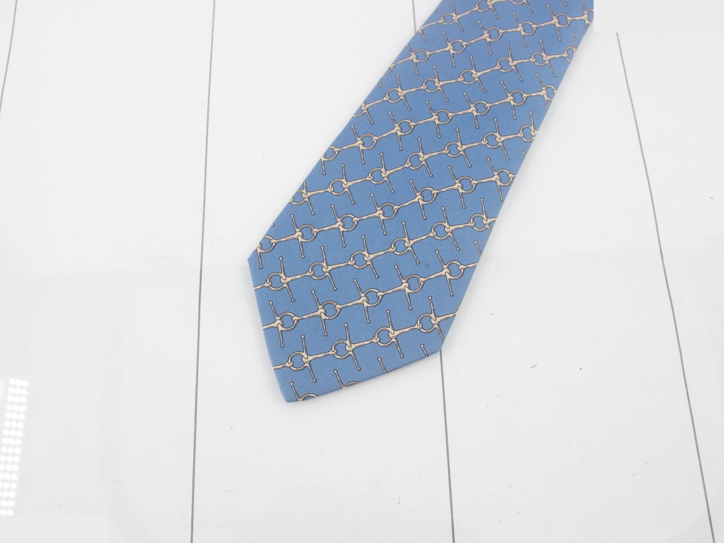 tie — view 3