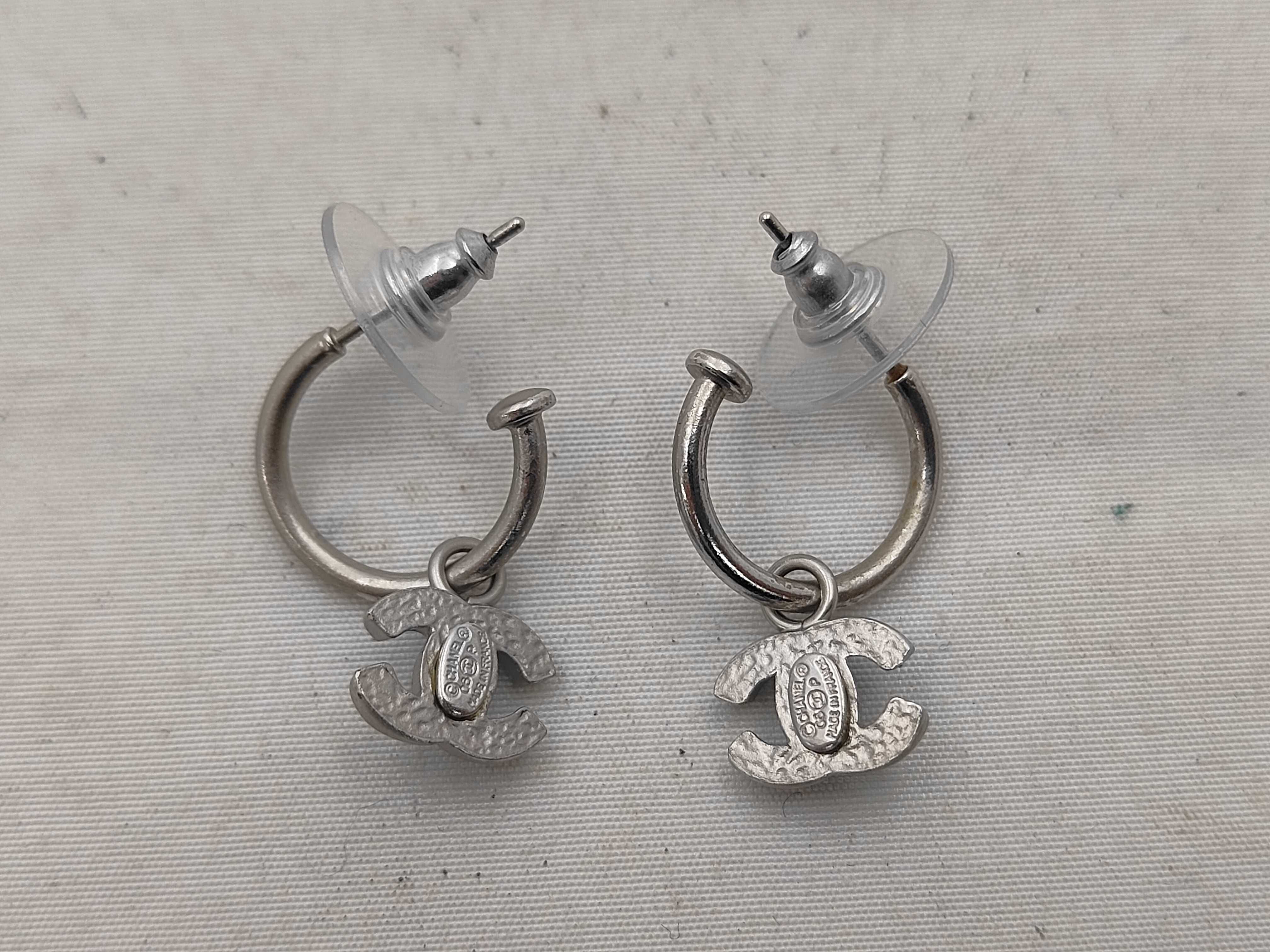 hoop earrings, 06P Coco Mark, black x silver. — view 2