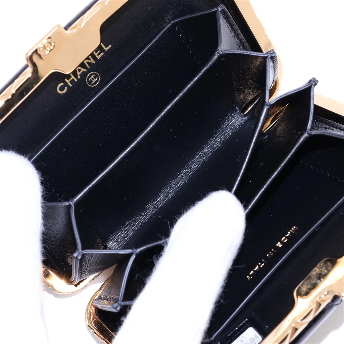 Matelassé Patent Leather Chain Shoulder Bag, Kiss-lock Closure, Black with Gold Hardware, Item Number 31474007 (Serial Number 31) — view 8