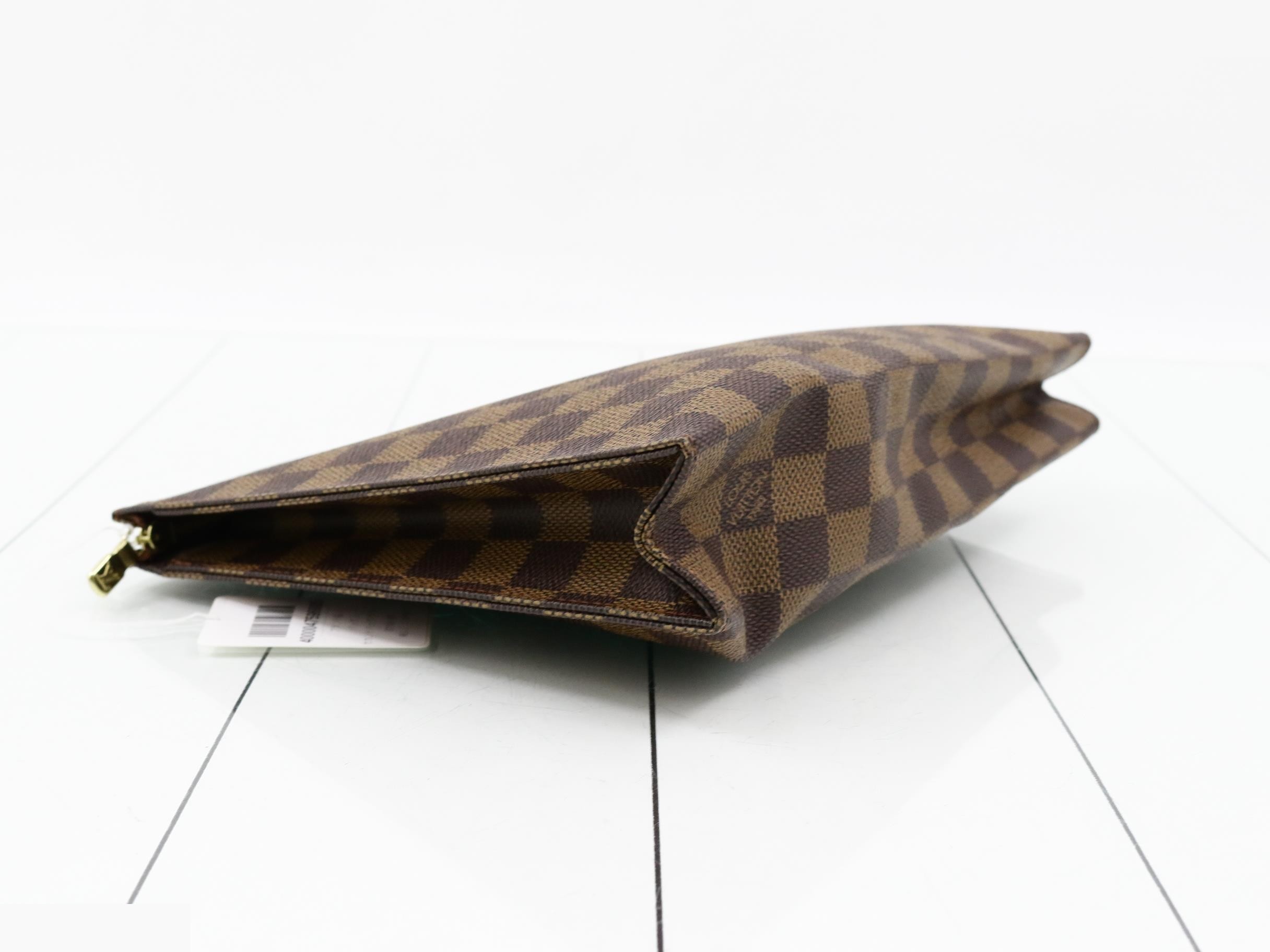 Damier Pochette Toilette 26 Pouch — view 5