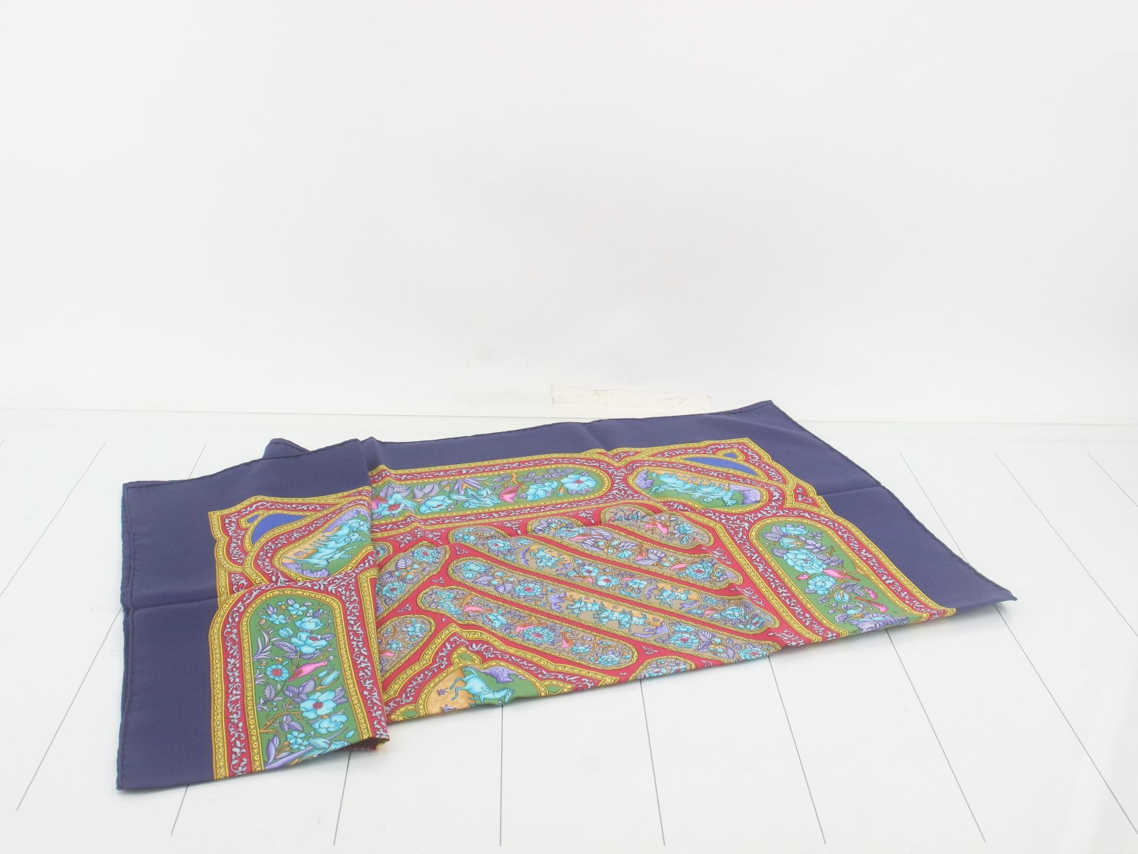 Carre 90, no tag, scarf — view 3