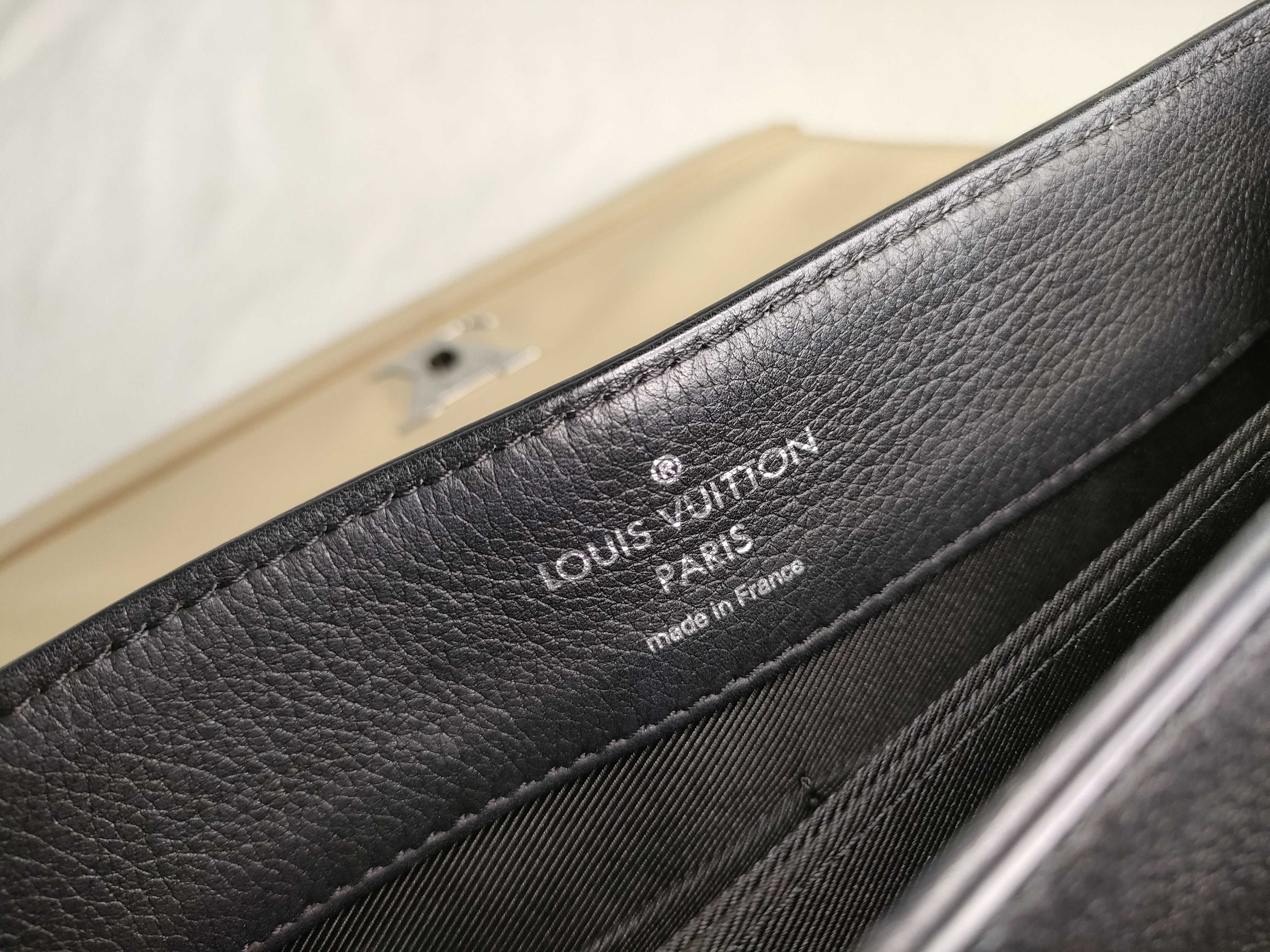 Taurillon Lockme 2 M50252 FL4156 Beige x Black Handbag — view 13