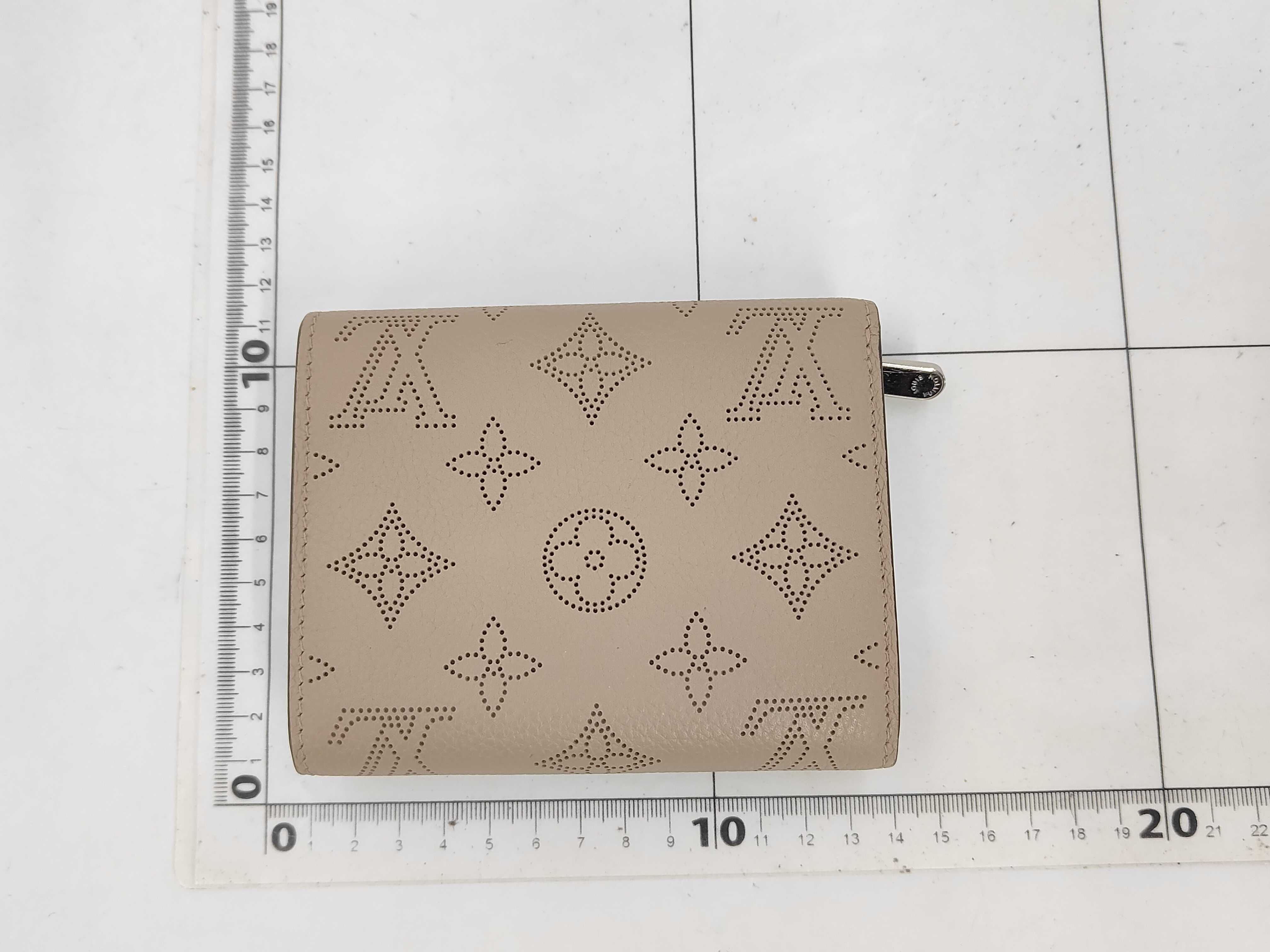M82437 Mahina Portefeuille Iris XS Wallet with dust bag and box. — view 2
