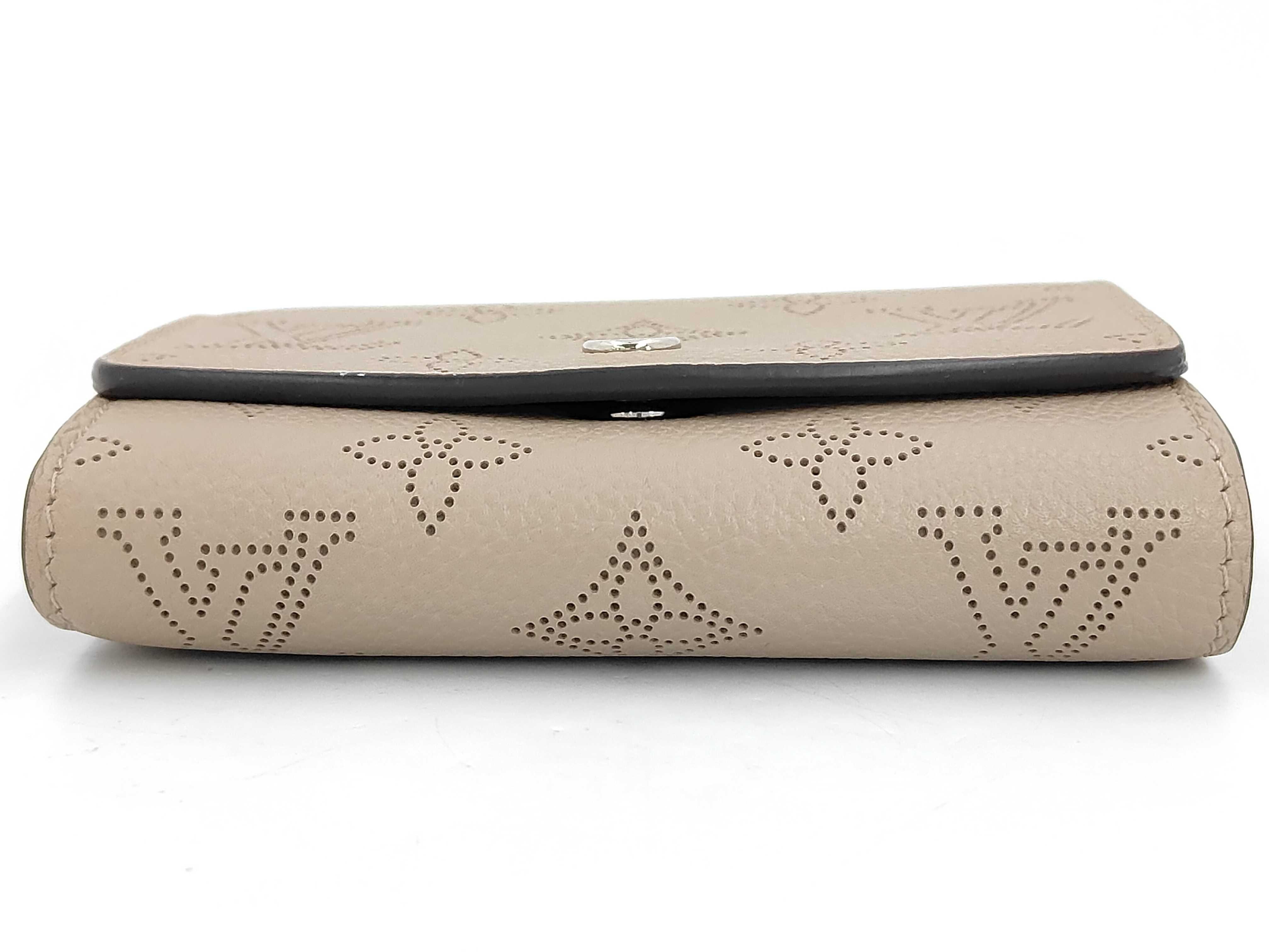 M82437 Mahina Portefeuille Iris XS Wallet with dust bag and box. — view 3