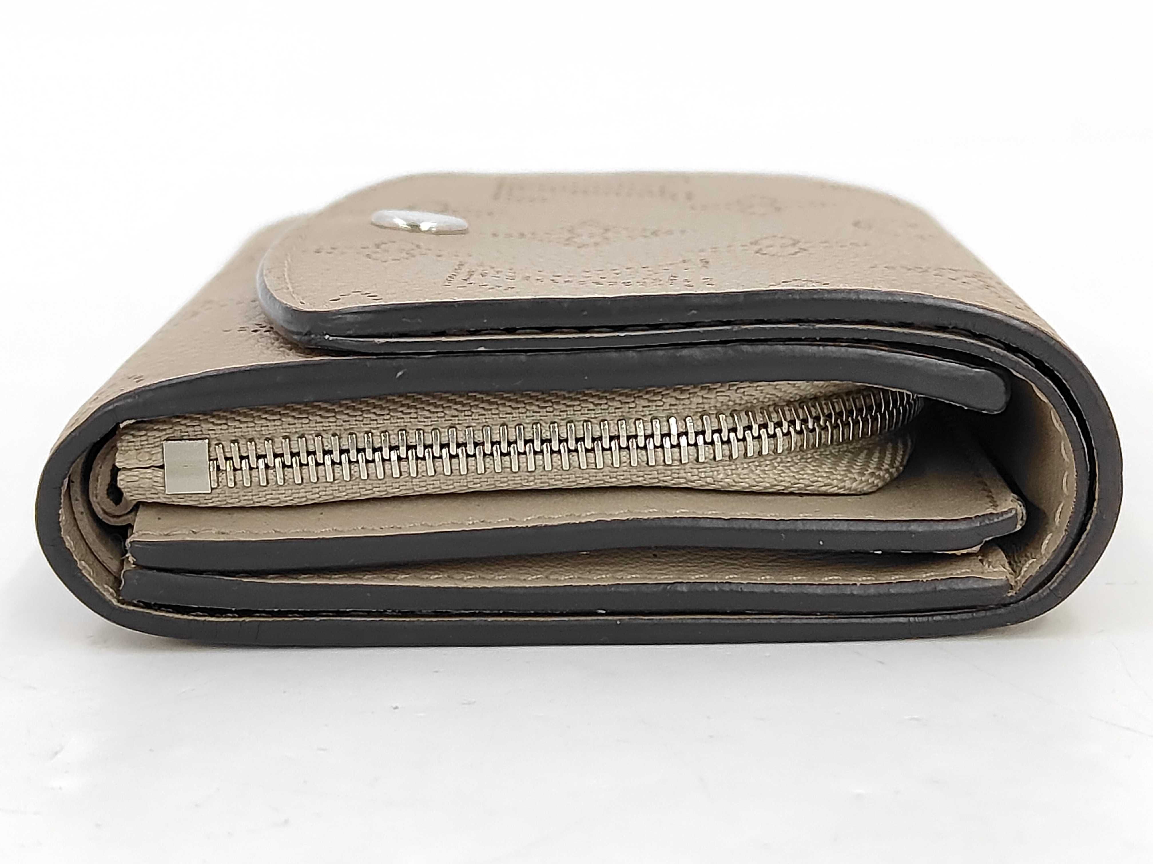 M82437 Mahina Portefeuille Iris XS Wallet with dust bag and box. — view 4