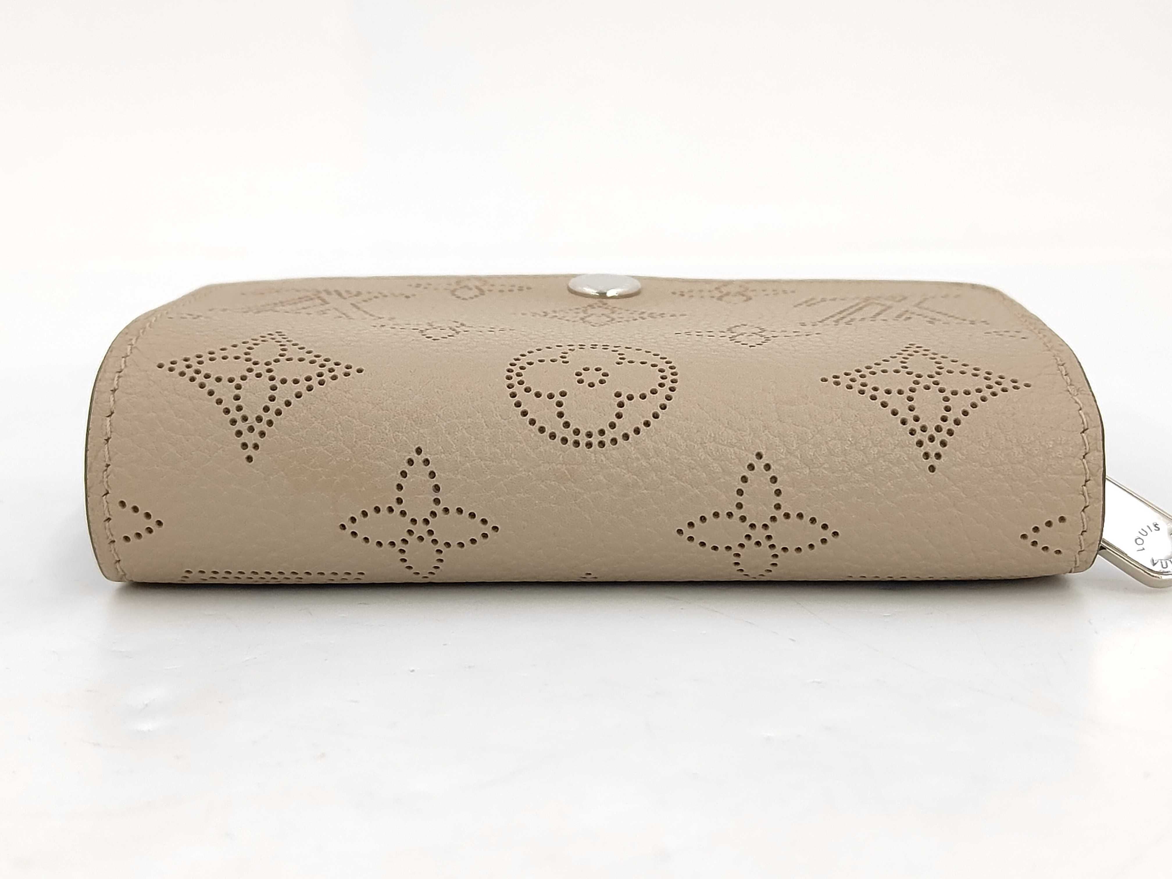 M82437 Mahina Portefeuille Iris XS Wallet with dust bag and box. — view 5