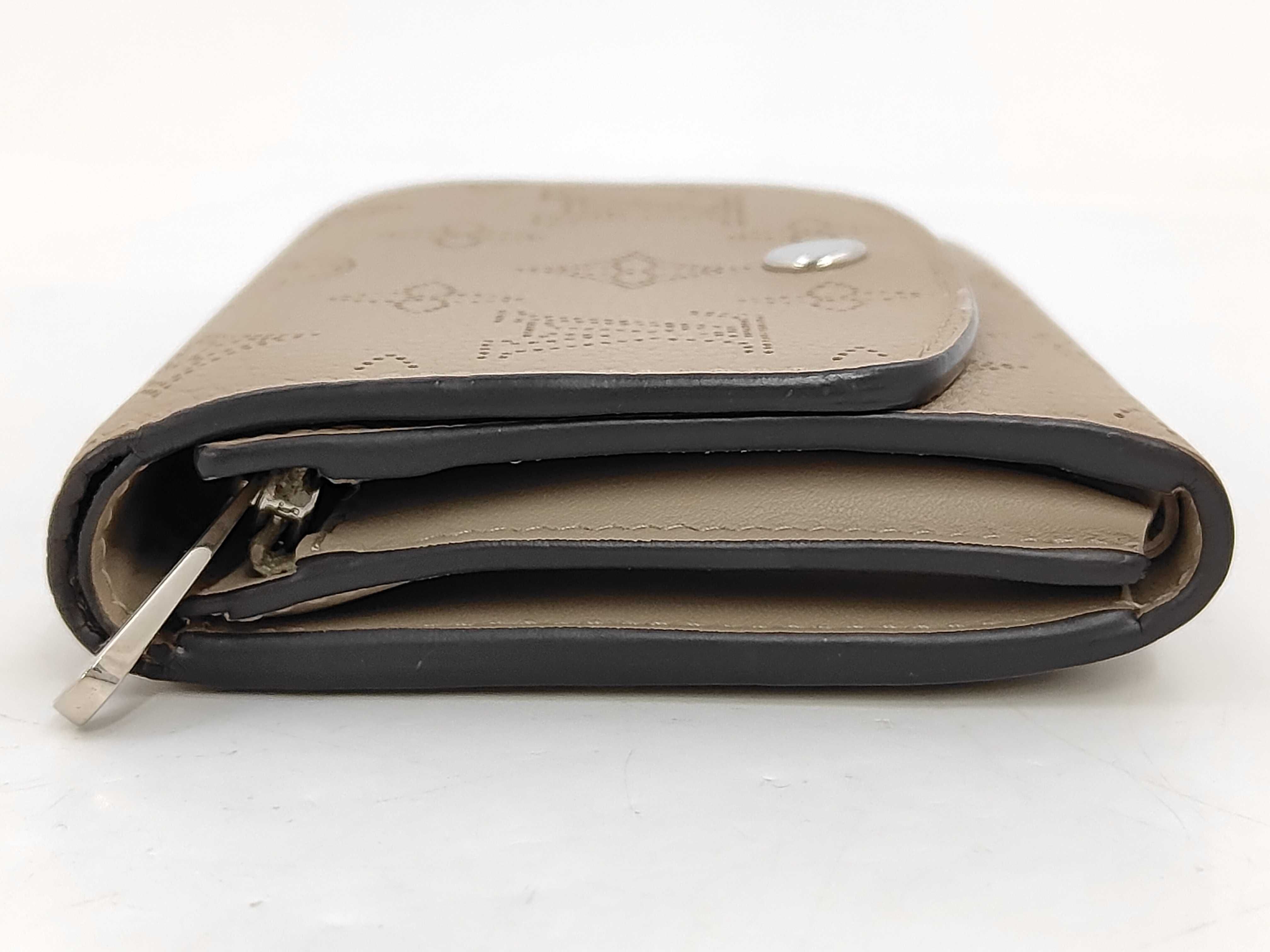 M82437 Mahina Portefeuille Iris XS Wallet with dust bag and box. — view 6