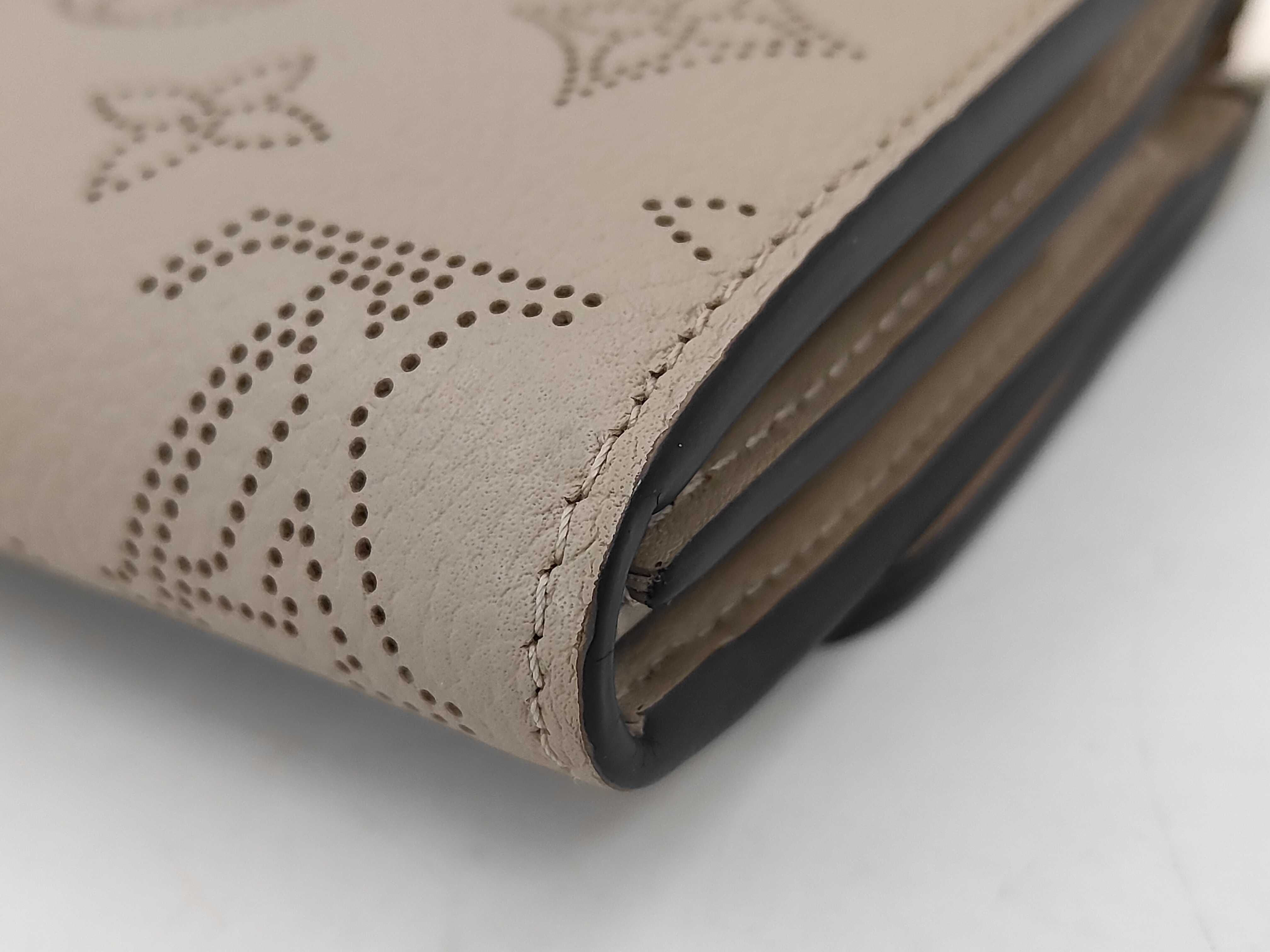 M82437 Mahina Portefeuille Iris XS Wallet with dust bag and box. — view 7