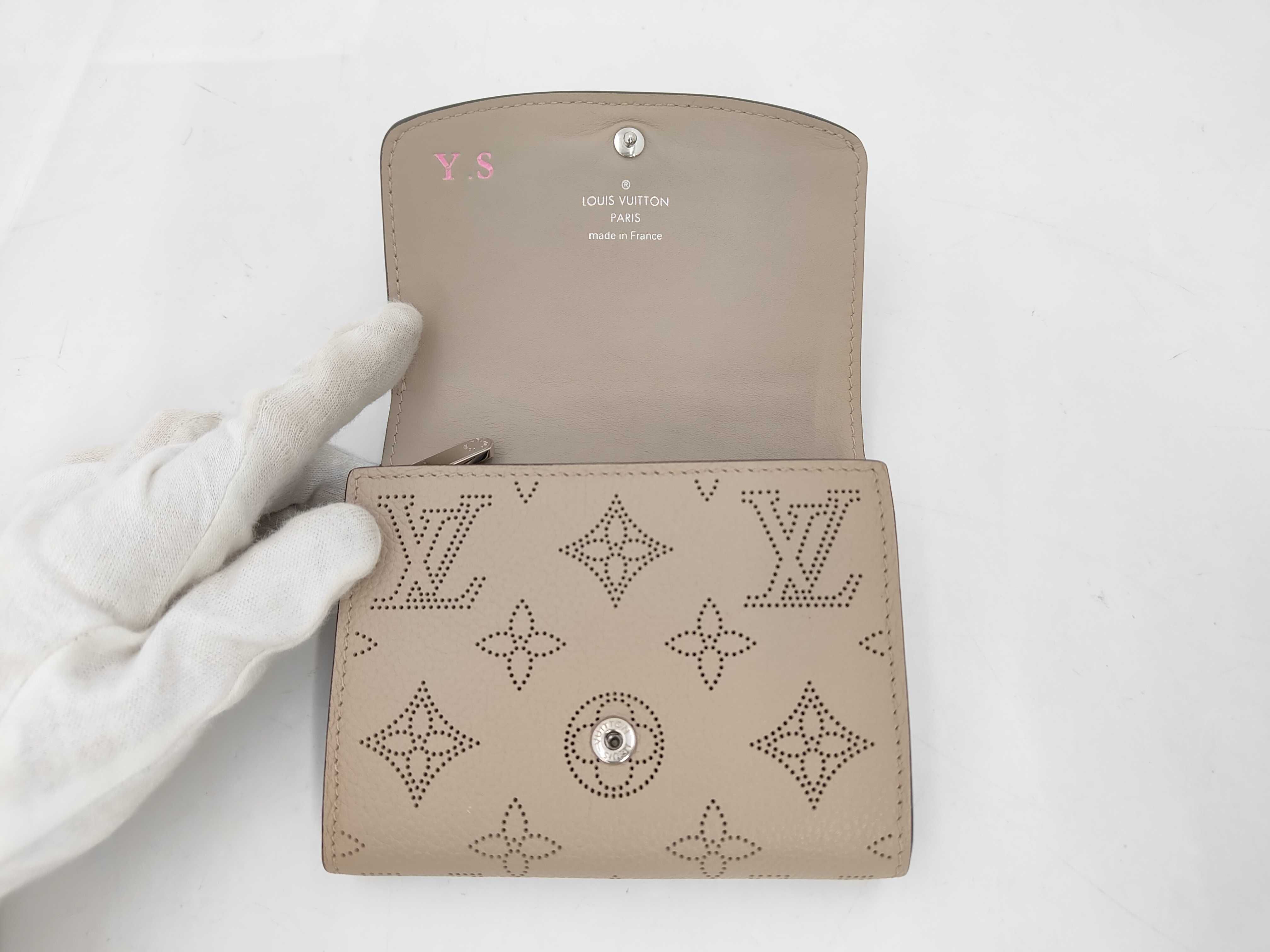 M82437 Mahina Portefeuille Iris XS Wallet with dust bag and box. — view 8