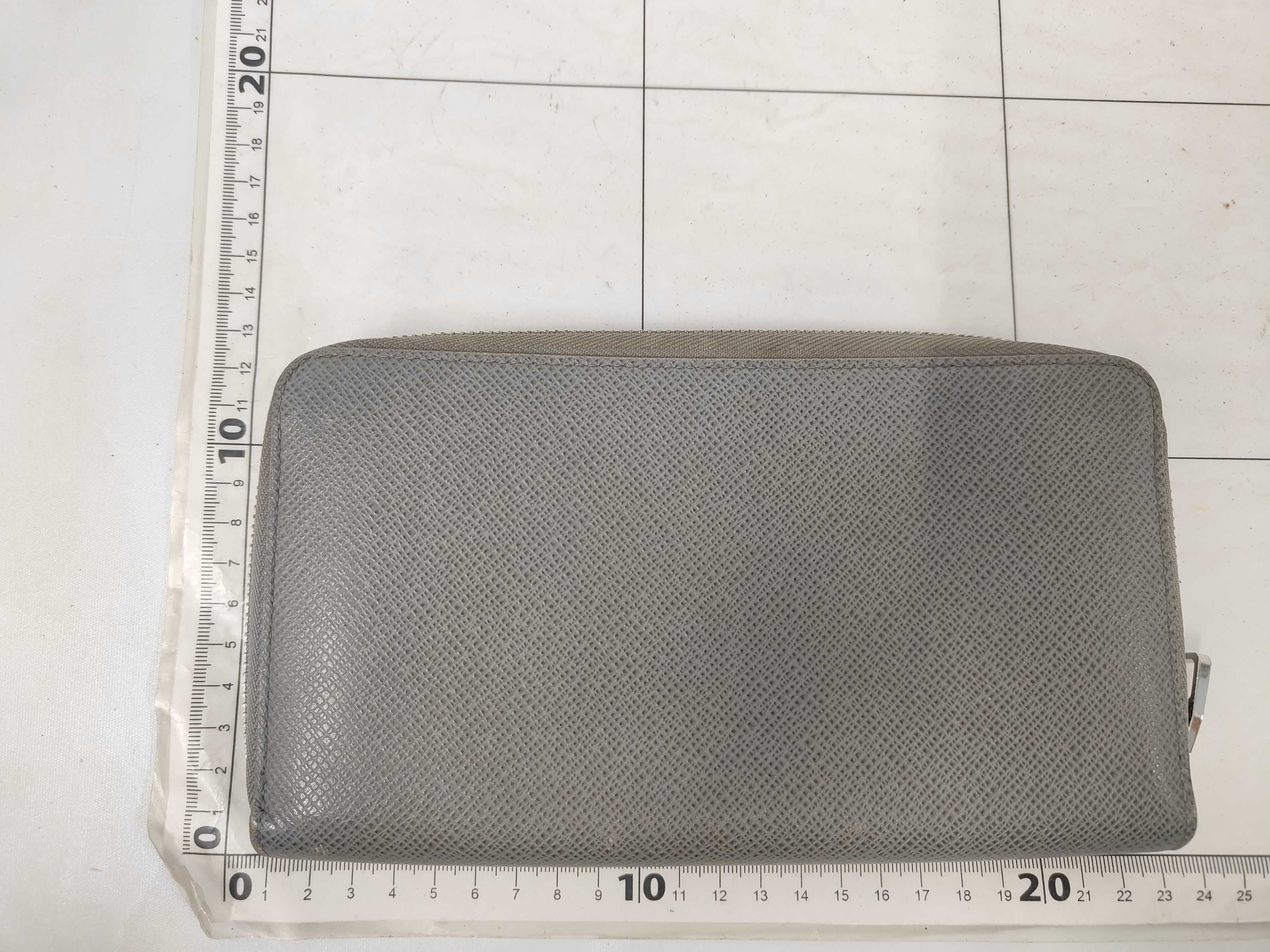 Taiga Zippy Organizer Gray M30517 CA2135 Louis Vuitton Wallet — view 2