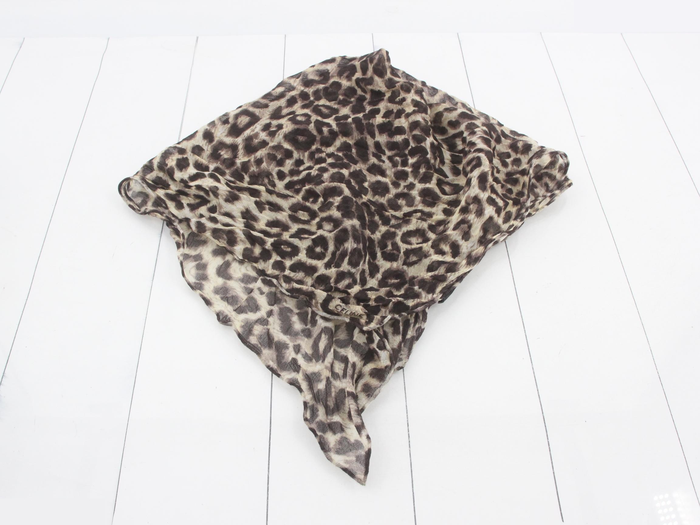 Scarf with tag