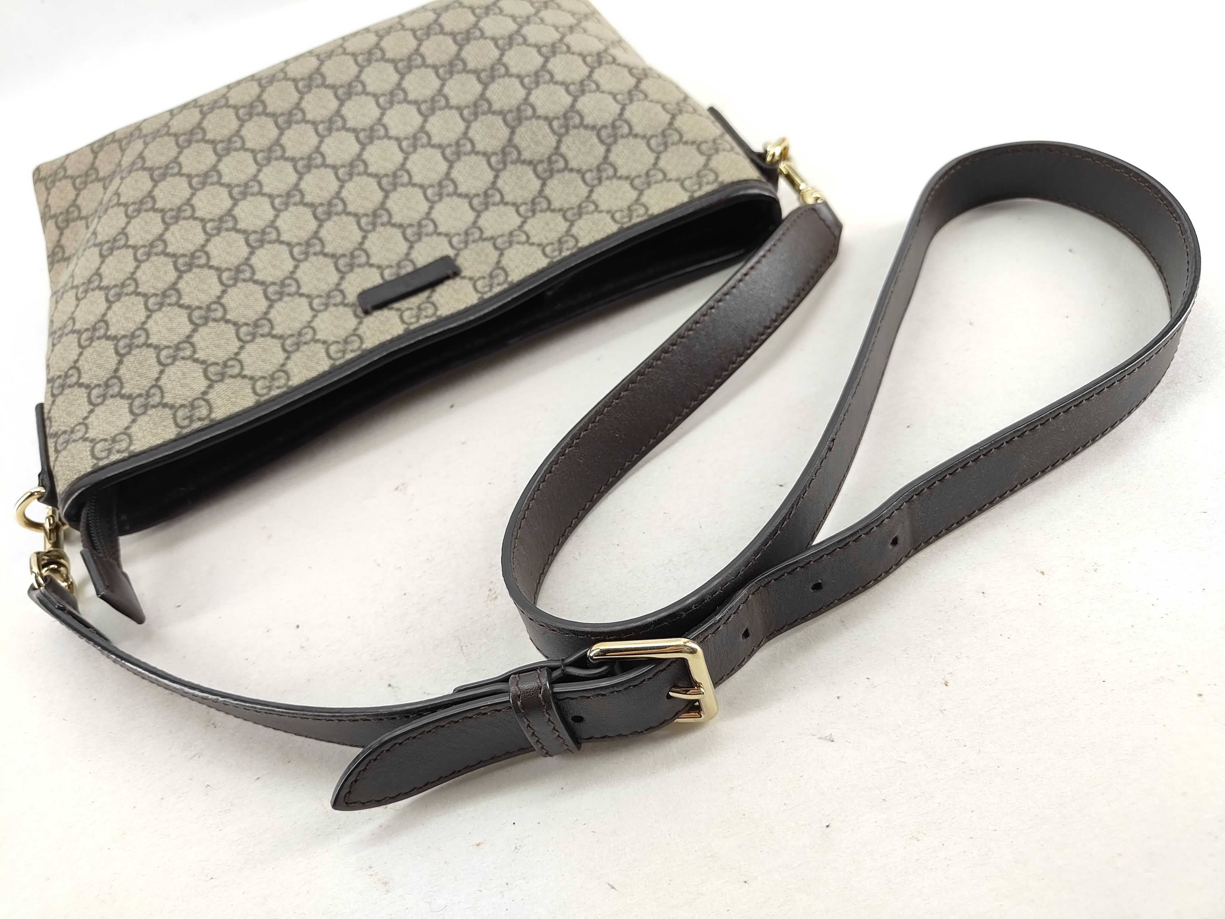 GG Supreme Shoulder Bag — view 3