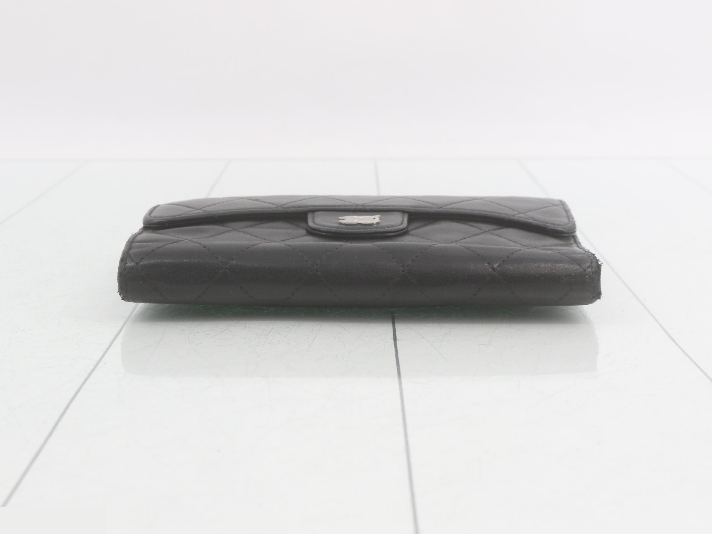 Lambskin trifold wallet, Matelassé design. — view 3