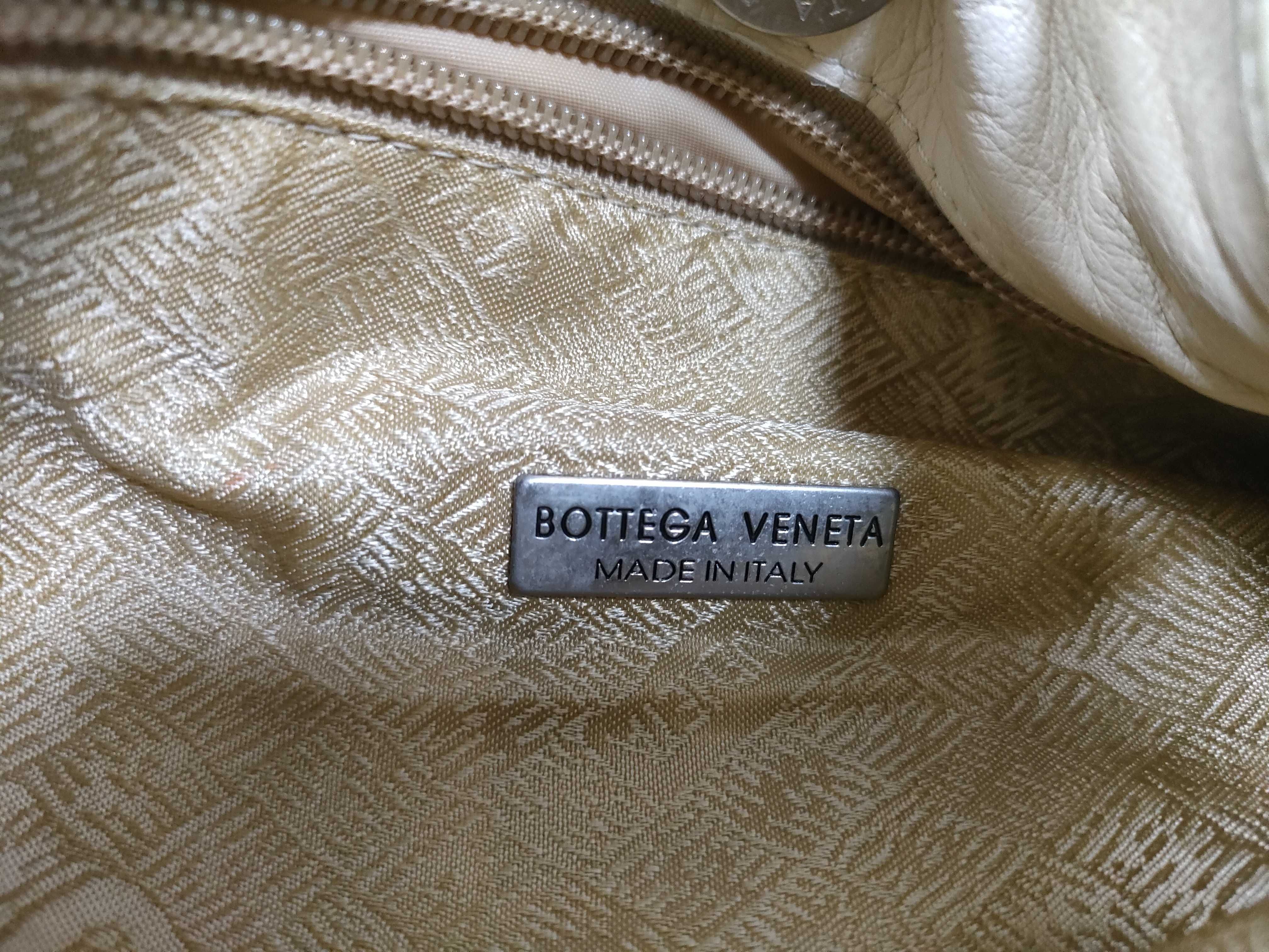 Intrecciato Shoulder Bag, One-Shoulder Bag — view 9
