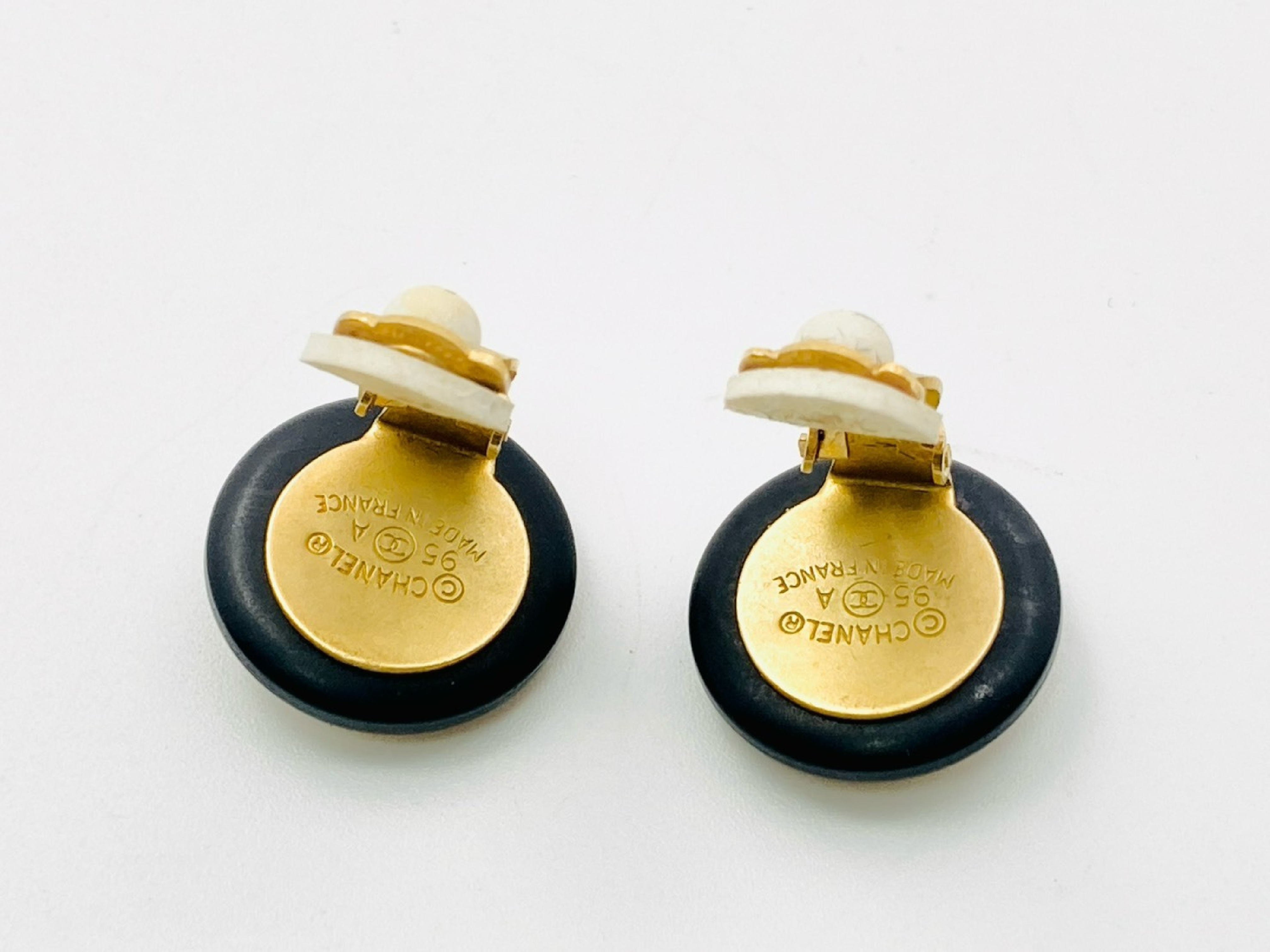 Coco Mark Round Earrings 95A Enamel x Resin Plastic Black Earrings — view 3