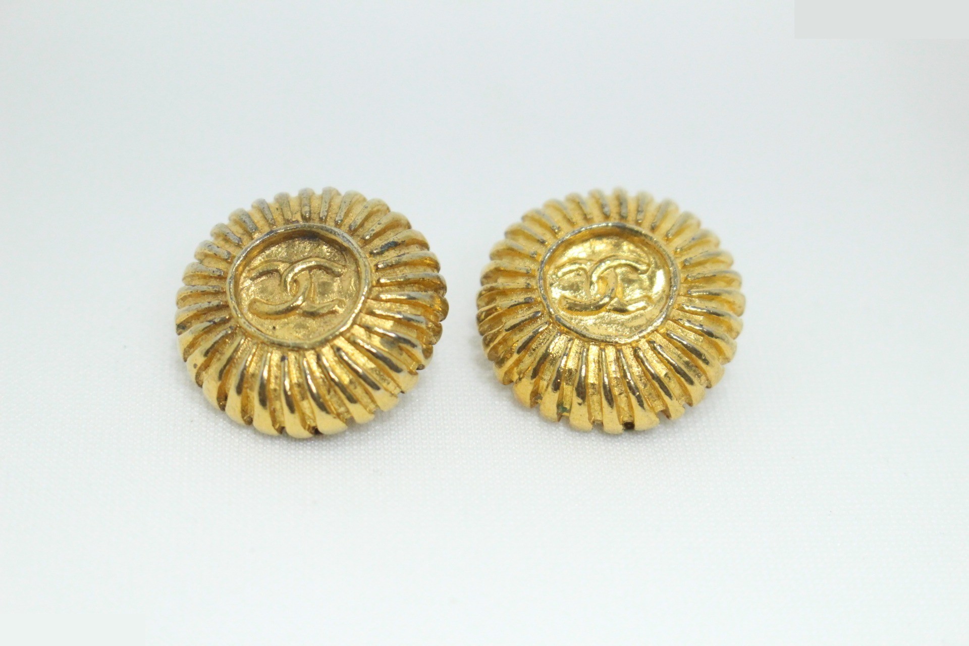 Coco Mark Radial Pattern Earrings, Gold — view 4
