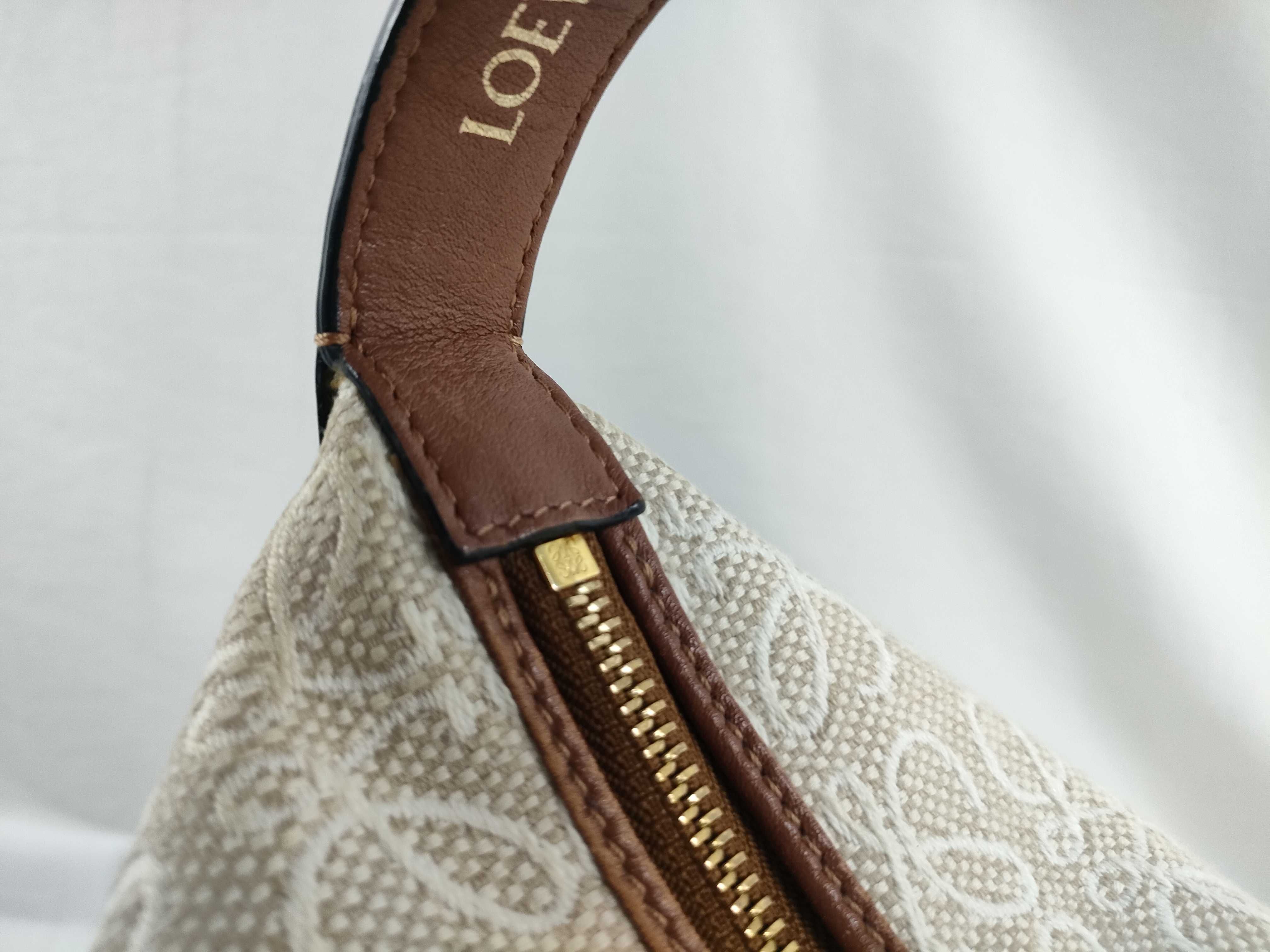 Cuby Medium Anagram One-Shoulder Bag (Shoulder Bag) — view 9