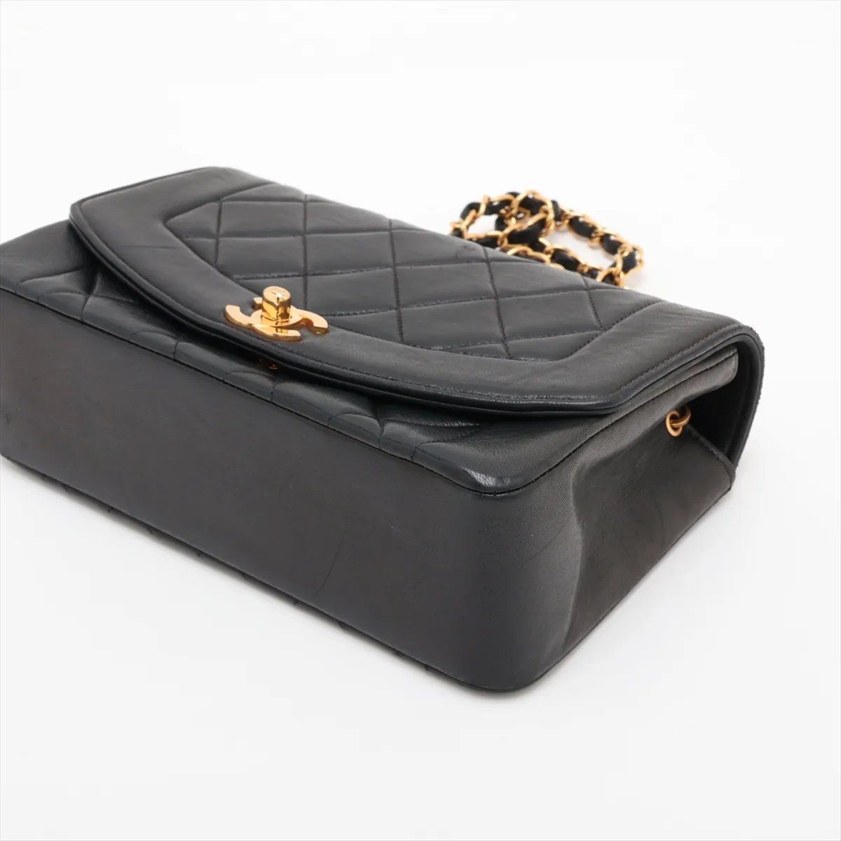 Matelassé Lambskin Single Flap Single Chain Bag Diana Flap Black Gold Hardware — view 3