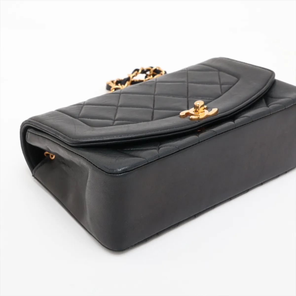 Matelassé Lambskin Single Flap Single Chain Bag Diana Flap Black Gold Hardware — view 4