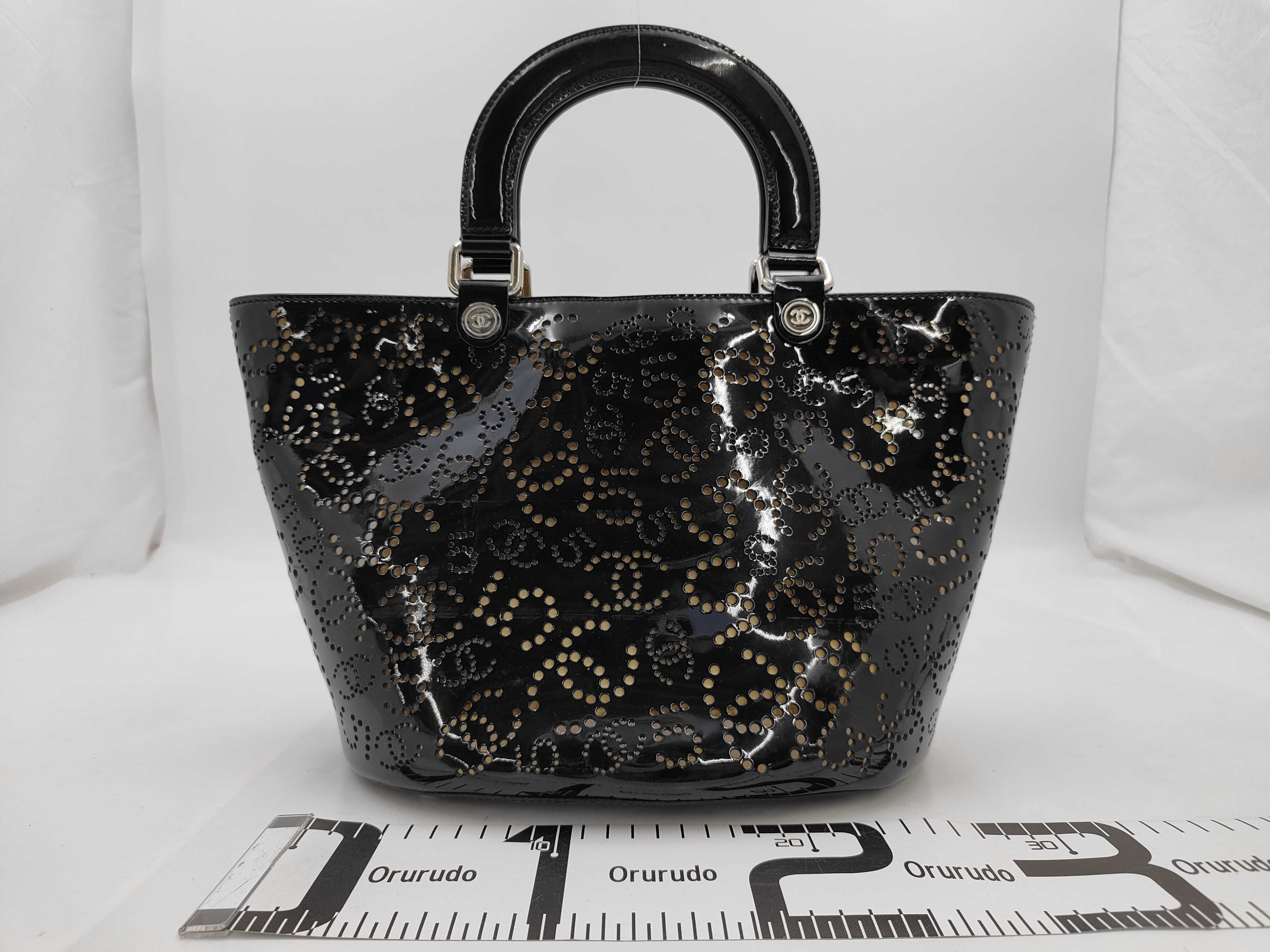 tote bag with perforated Coco Mark, patent leather, black, with serial number sticker. — view 2