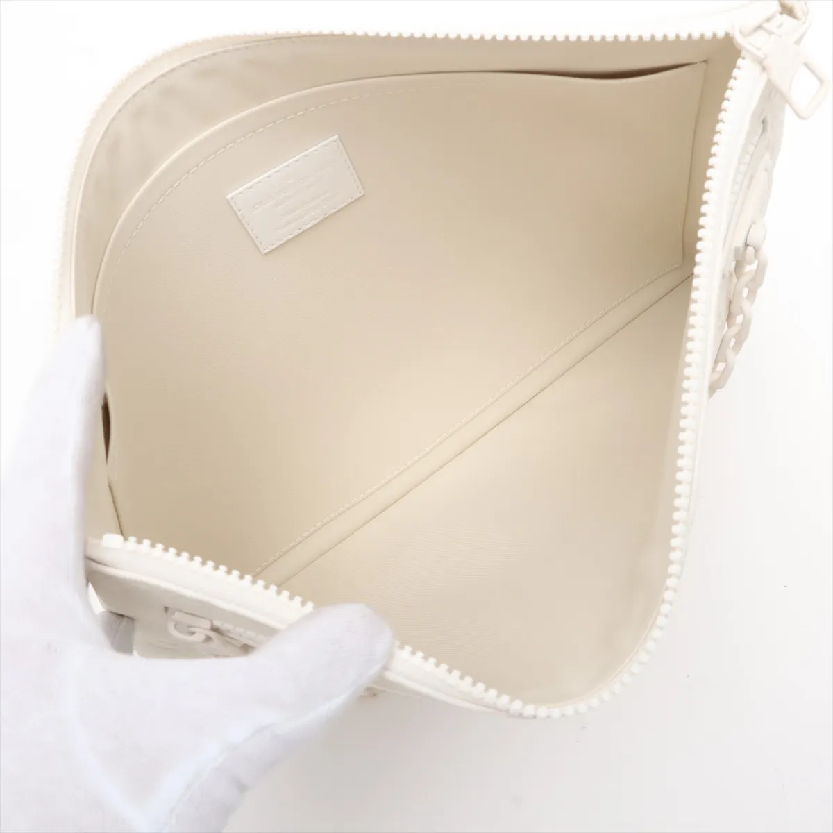 Taurillon Monogram Pochette A4 M67462 UB0129 White RFID reaction available — view 5