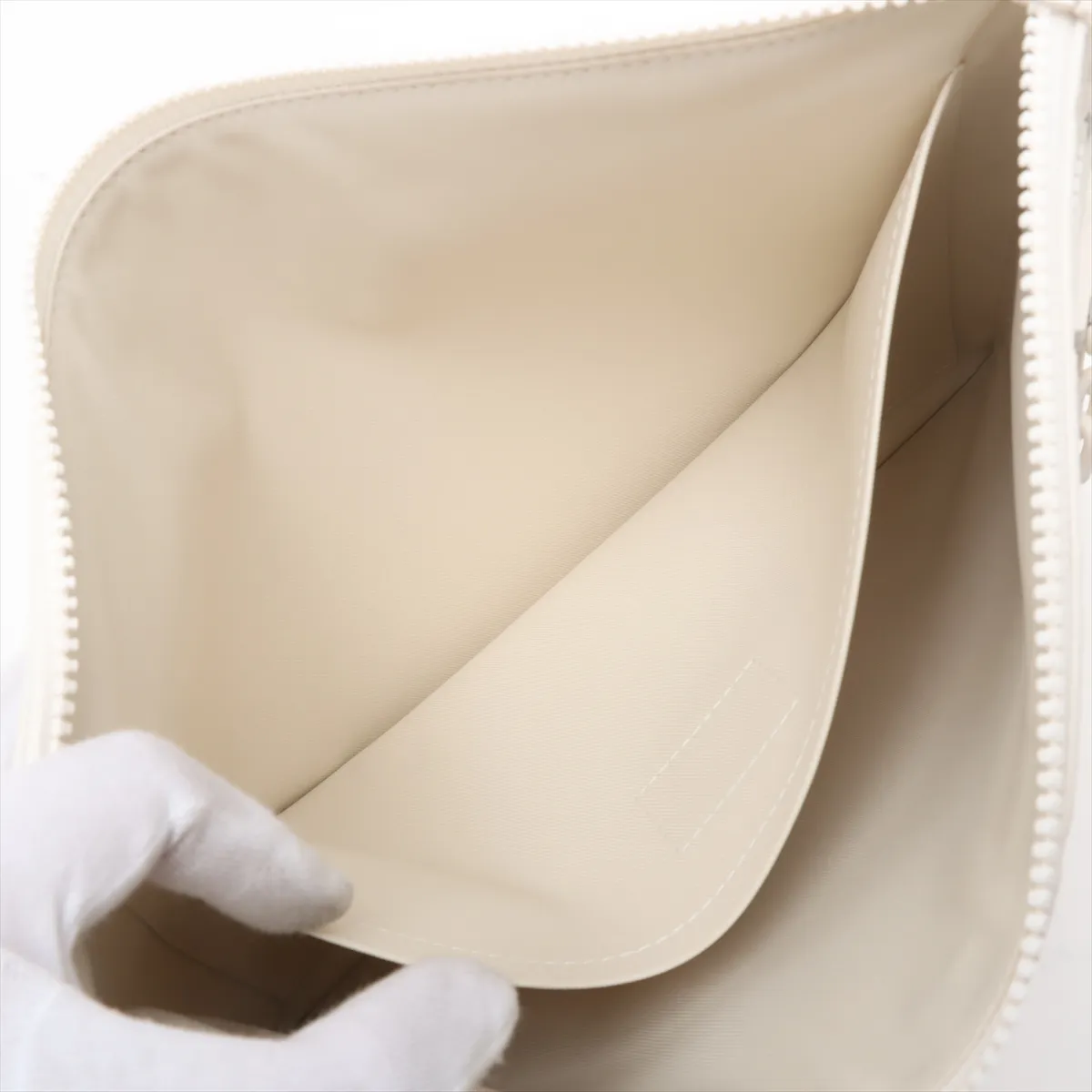 Taurillon Monogram Pochette A4 M67462 UB0129 White RFID reaction available — view 6