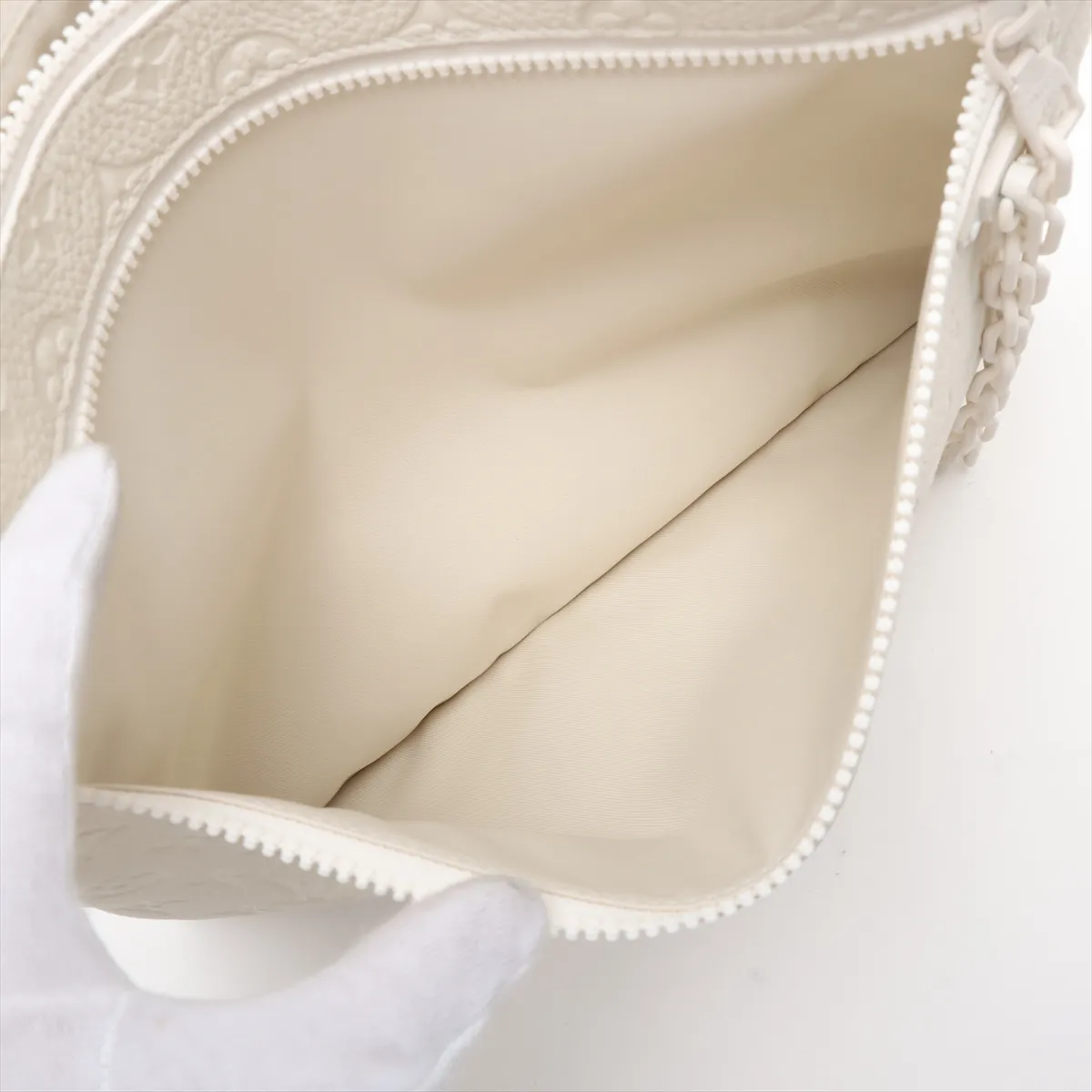 Taurillon Monogram Pochette A4 M67462 UB0129 White RFID reaction available — view 7