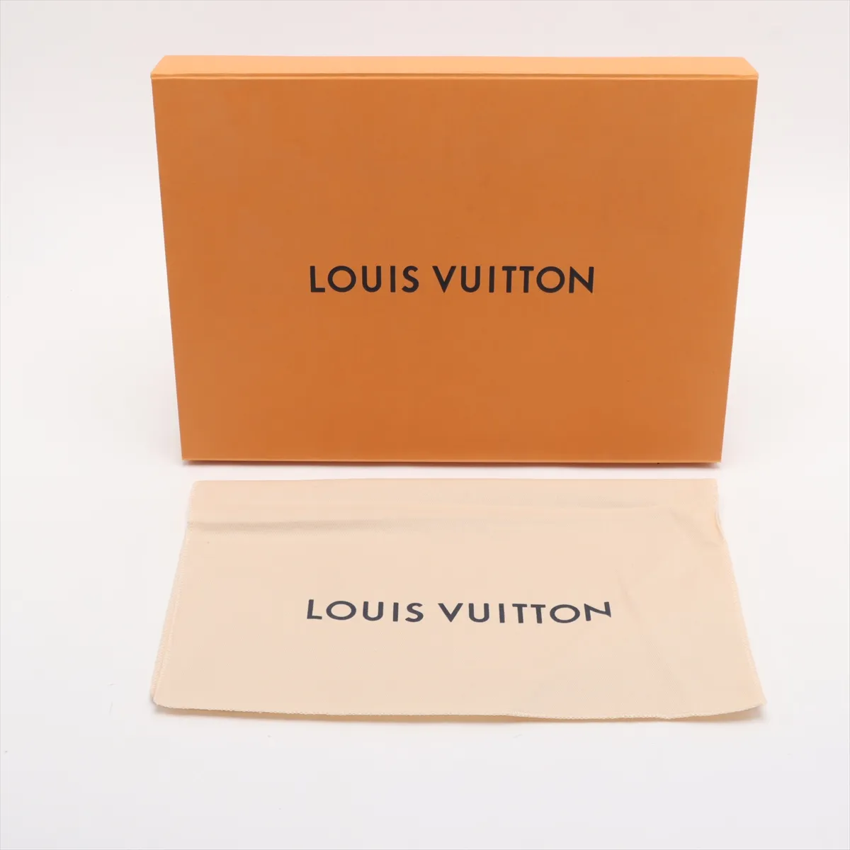 Taurillon Monogram Pochette A4 M67462 UB0129 White RFID reaction available — view 9